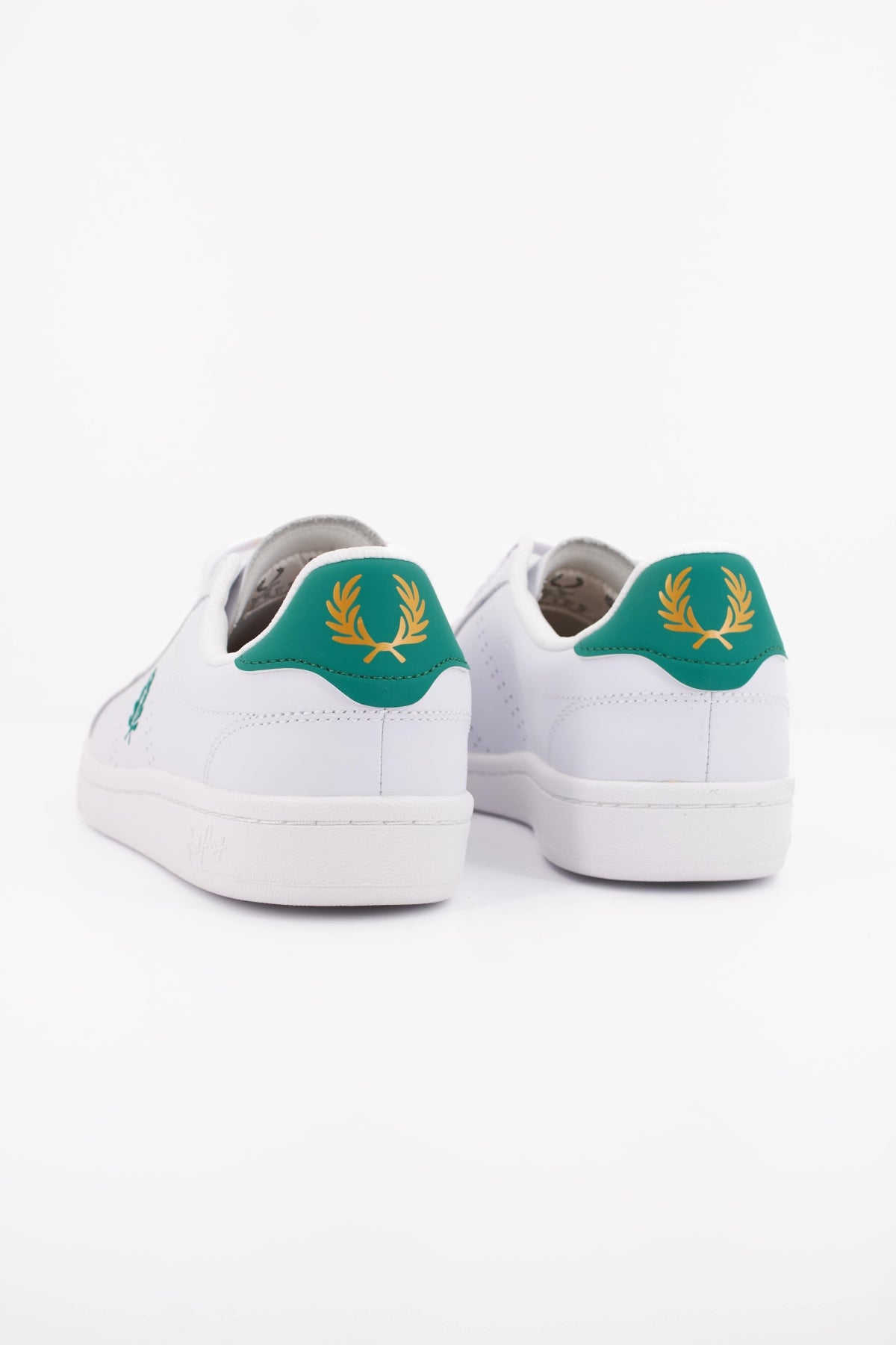 FRED PERRY  B721 LEATHER en color BLANCO (4)