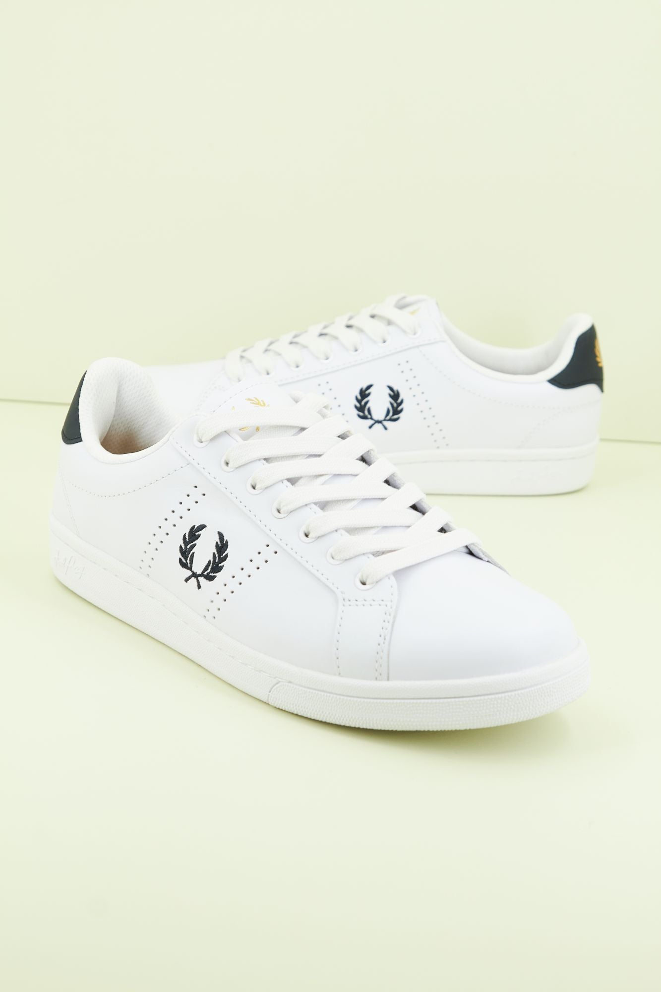 FRED PERRY B721 LEATHER en color BLANCO (1)