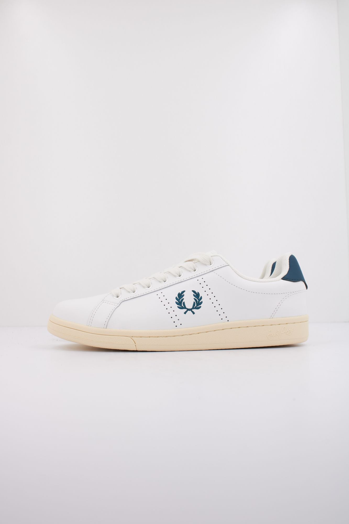 FRED PERRY  B721 LEATHER en color BLANCO (1)