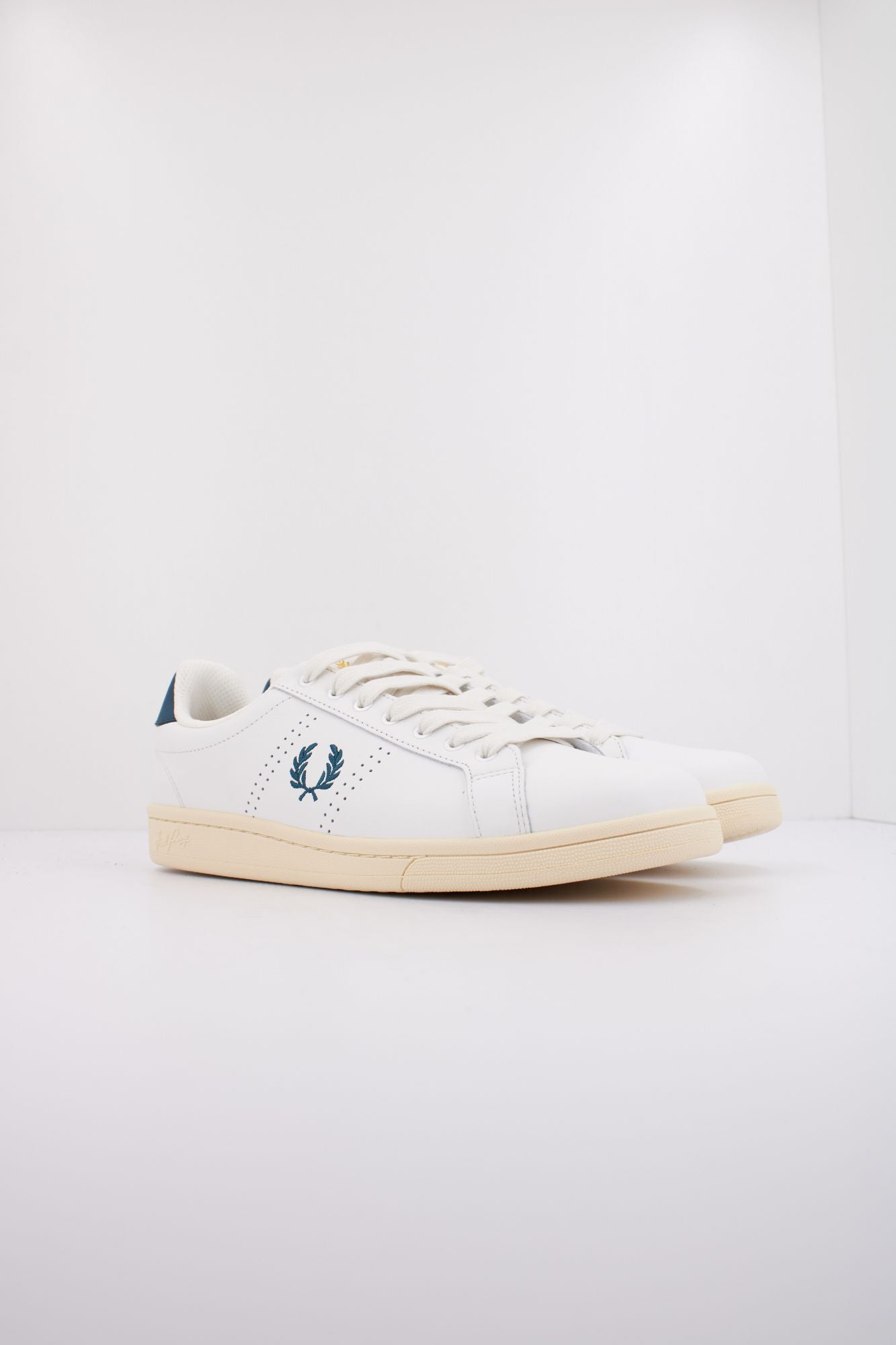 FRED PERRY  B721 LEATHER en color BLANCO (2)