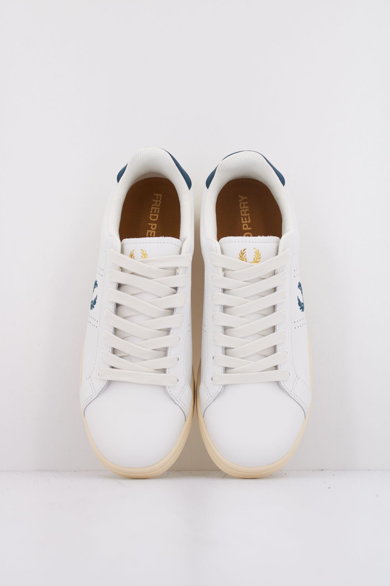 FRED PERRY  B721 LEATHER en color BLANCO (3)