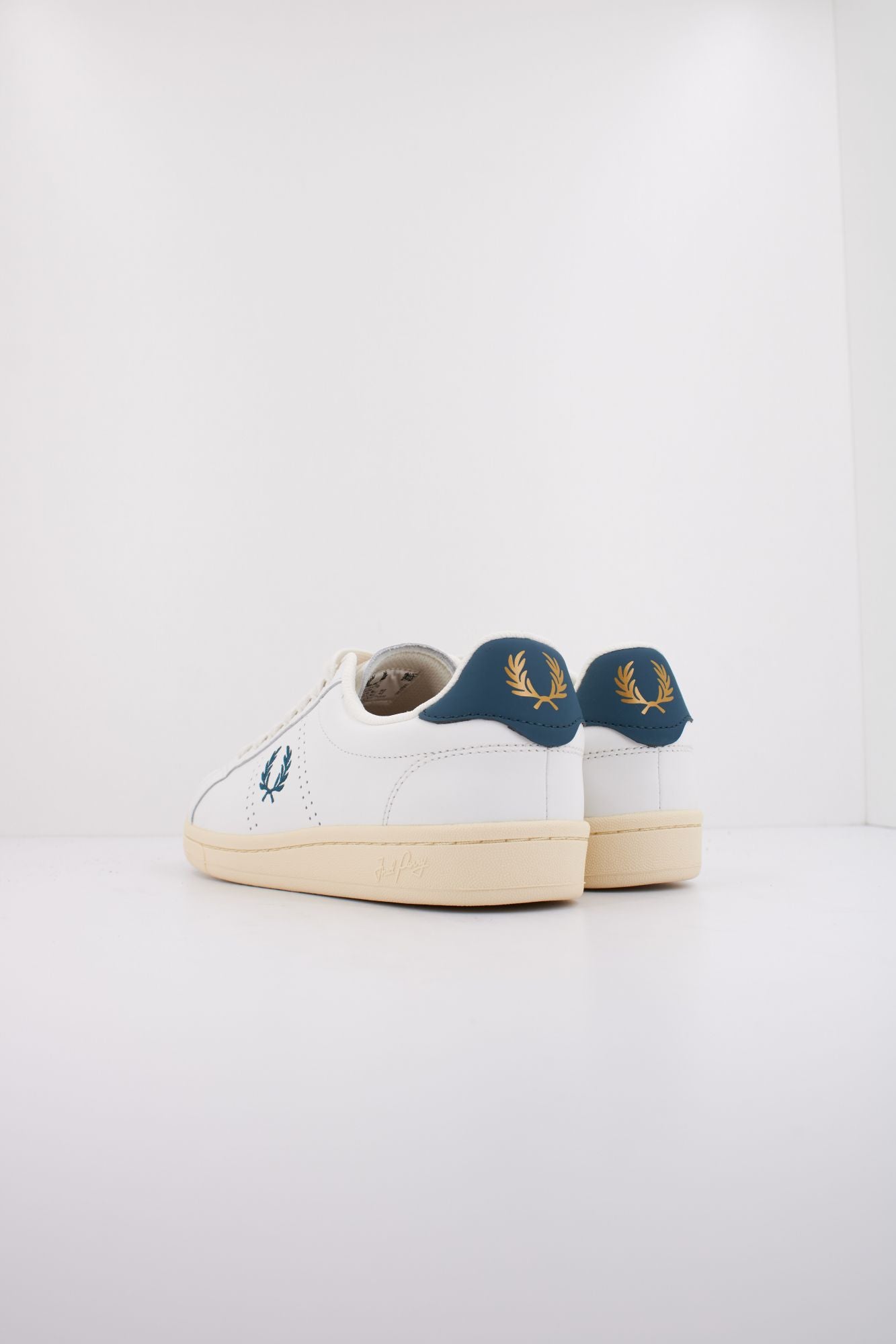 FRED PERRY  B721 LEATHER en color BLANCO (4)