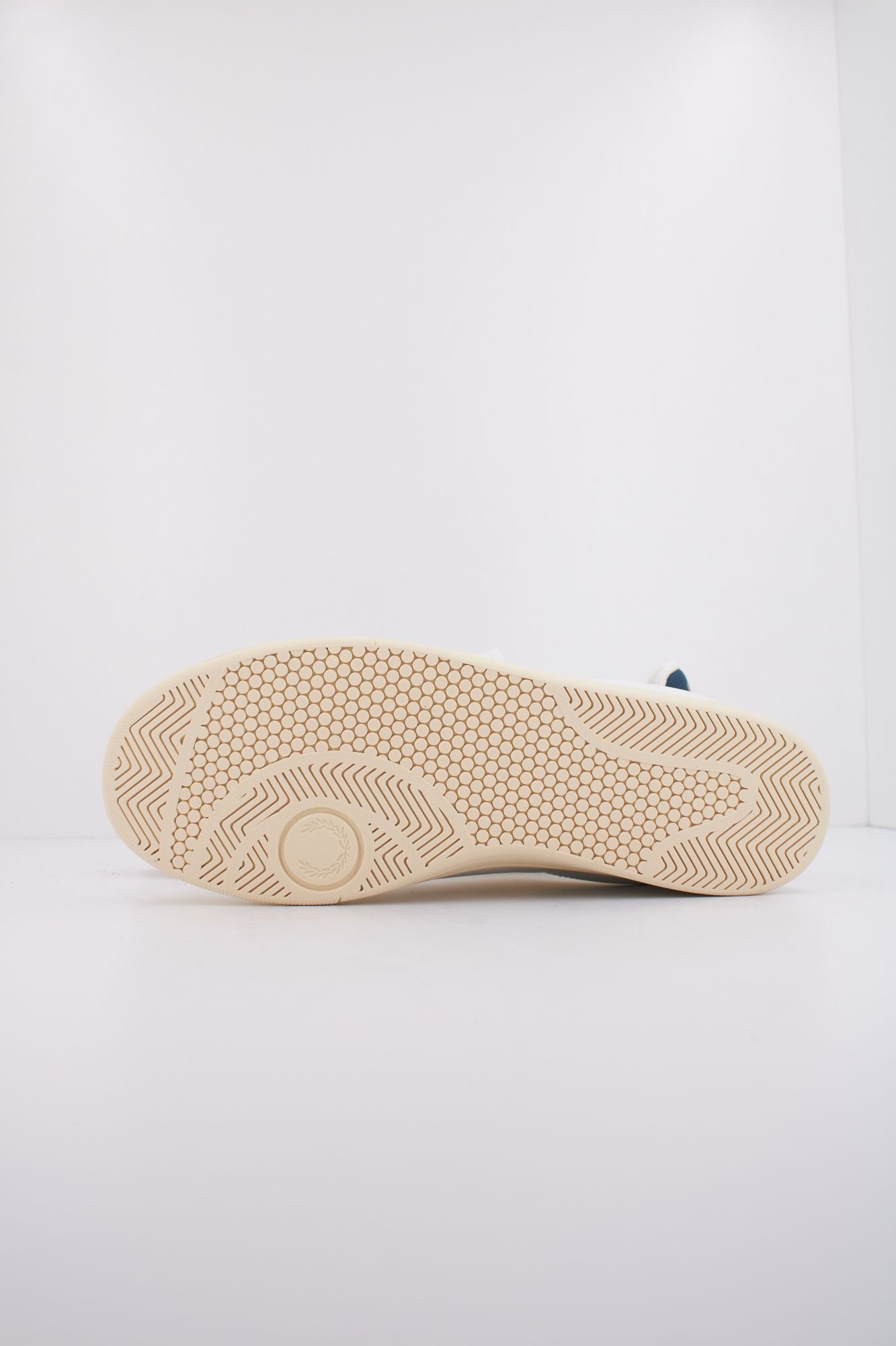 FRED PERRY  B721 LEATHER en color BLANCO (5)