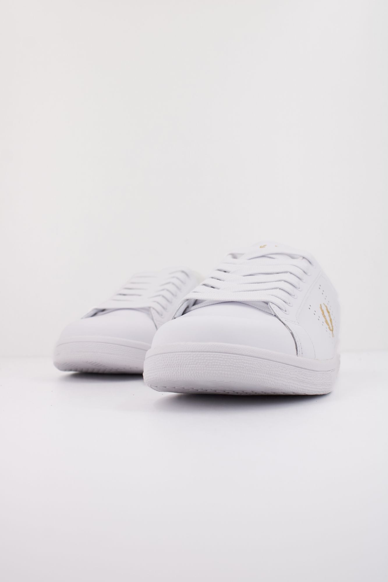 FRED PERRY B721 LEATHER en color BLANCO (2)