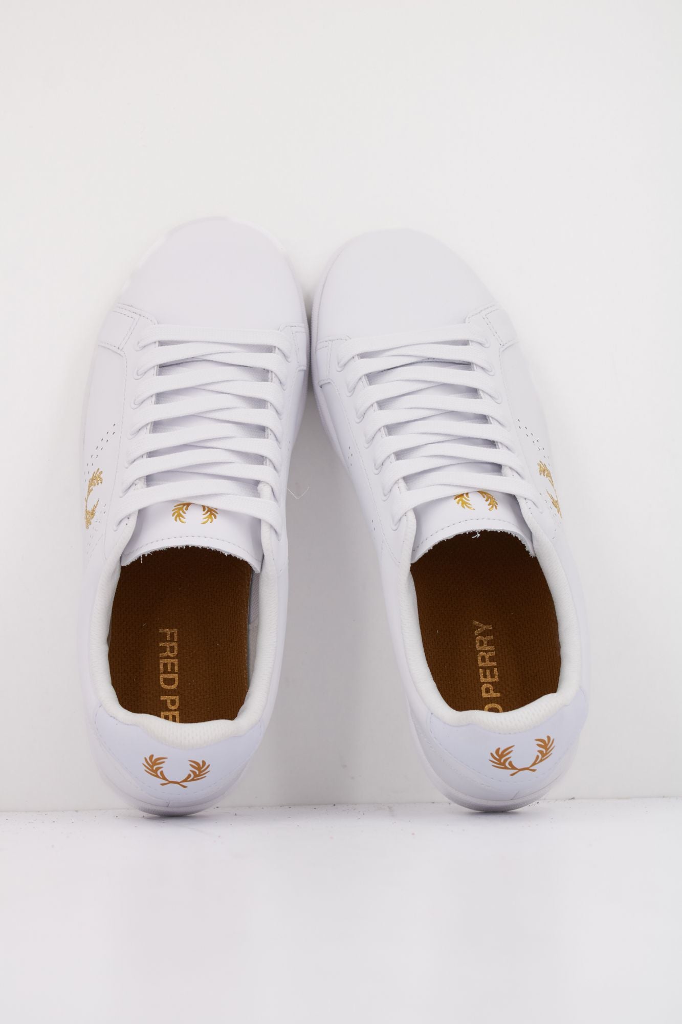 FRED PERRY B721 LEATHER en color BLANCO (3)