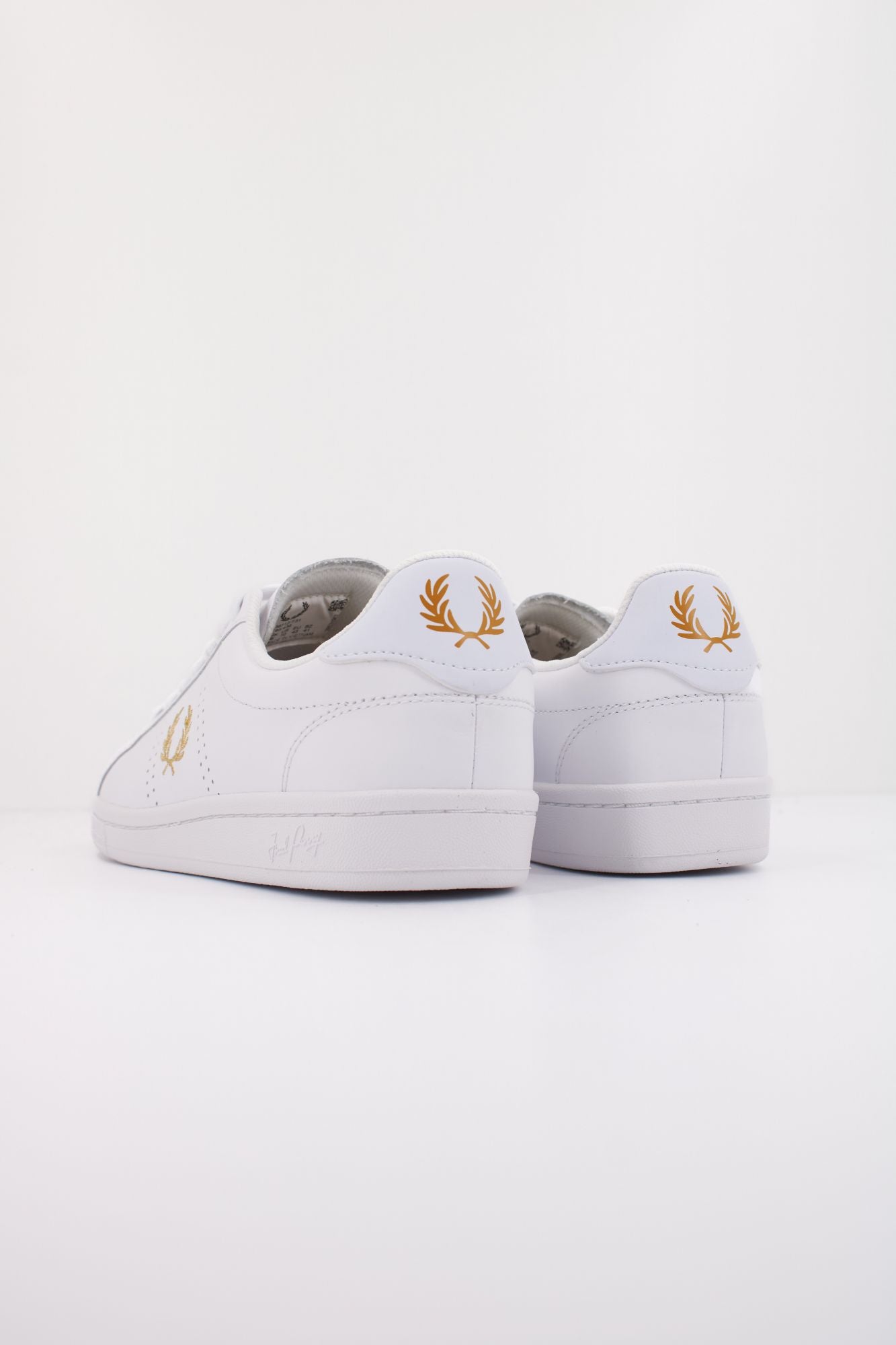 FRED PERRY B721 LEATHER en color BLANCO (4)