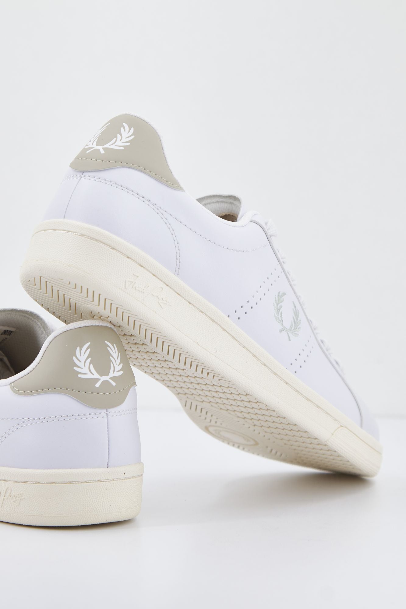 FRED PERRY B721 LEATHER en color BLANCO (3)
