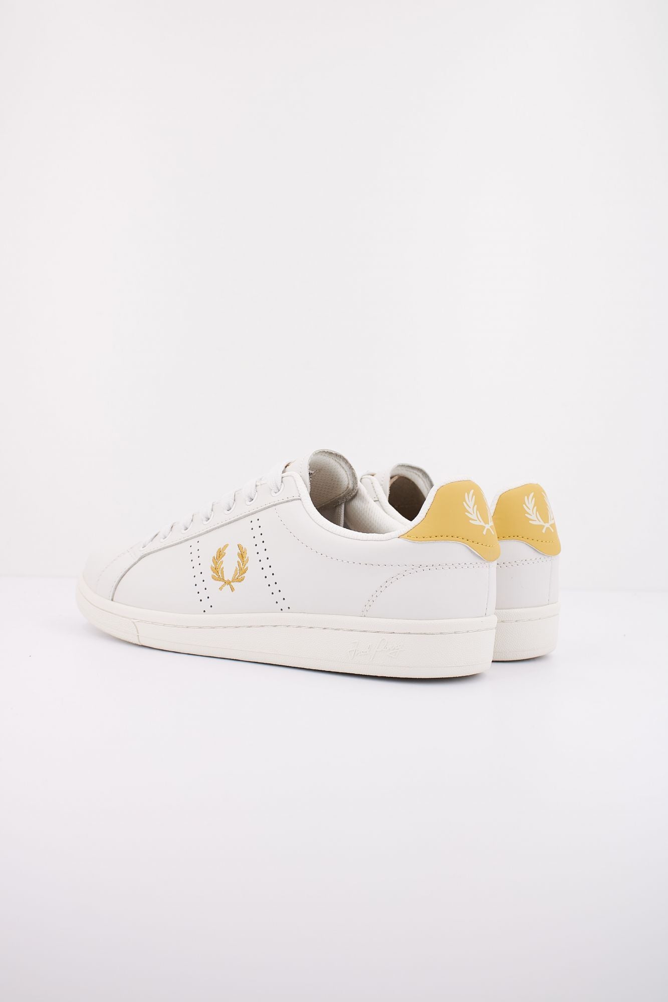FRED PERRY  B721 LEATHER en color BLANCO (4)