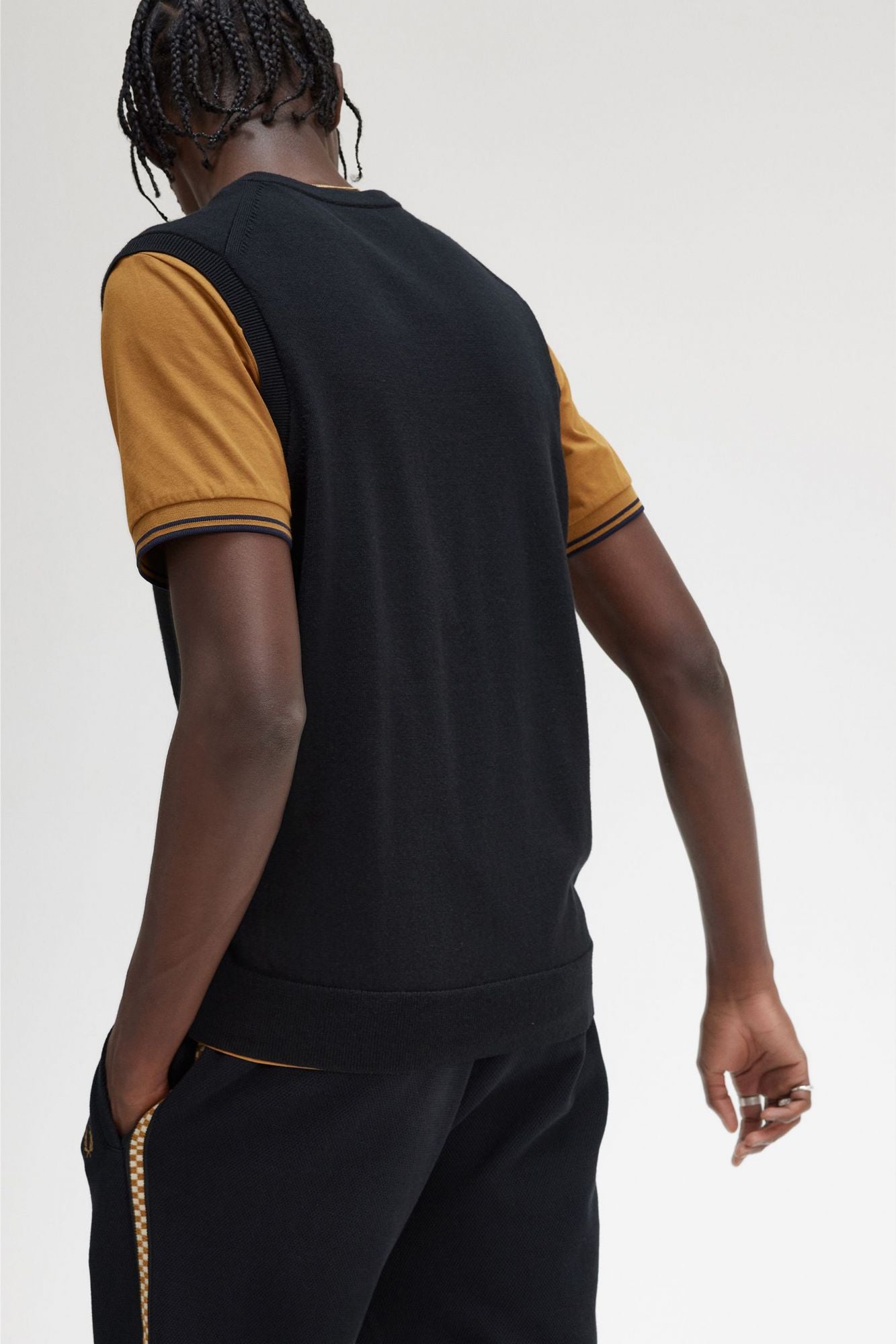 FRED PERRY CLASSIC V-NECK TANK en color NEGRO (3)