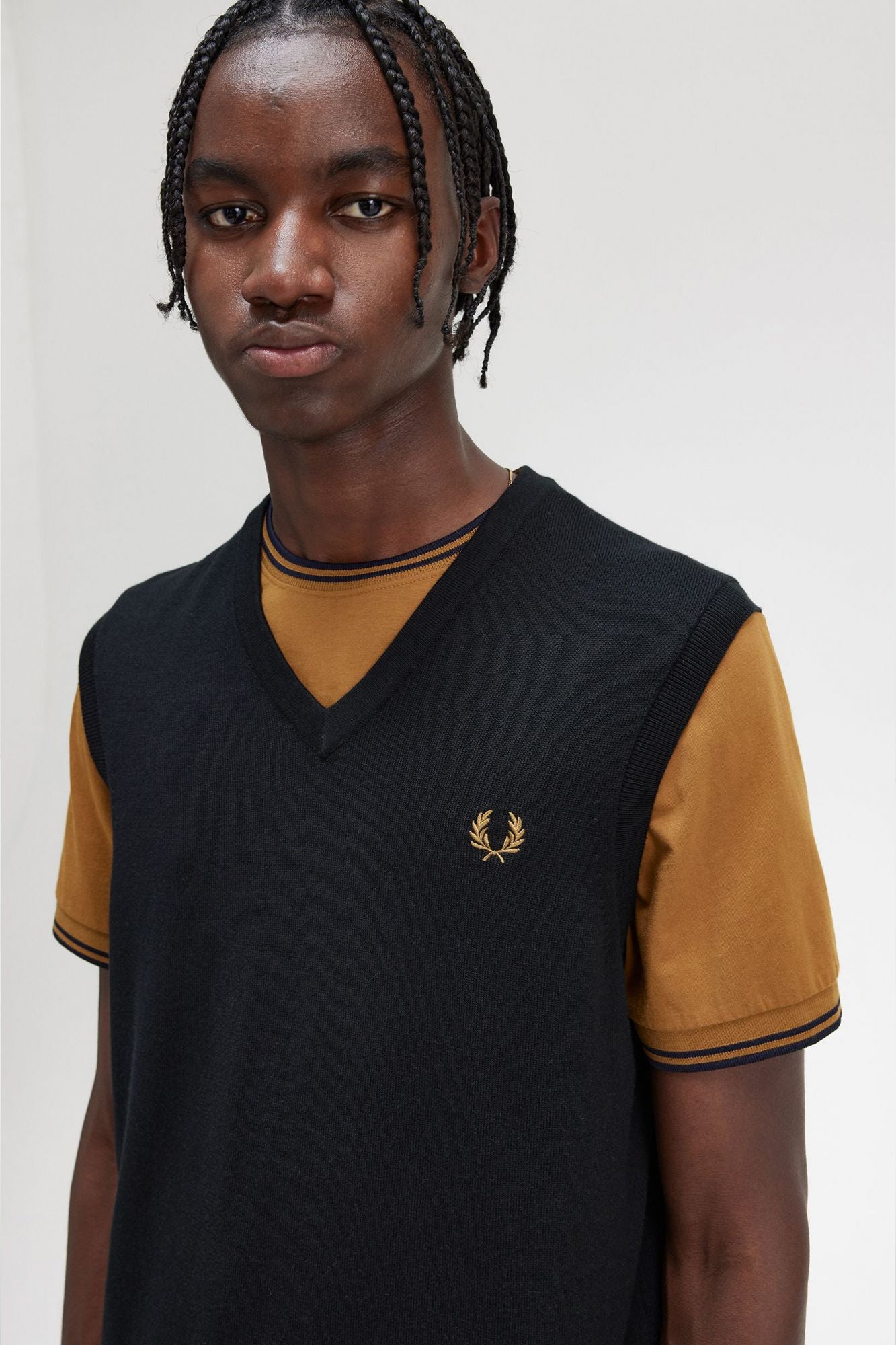 FRED PERRY CLASSIC V-NECK TANK en color NEGRO (4)