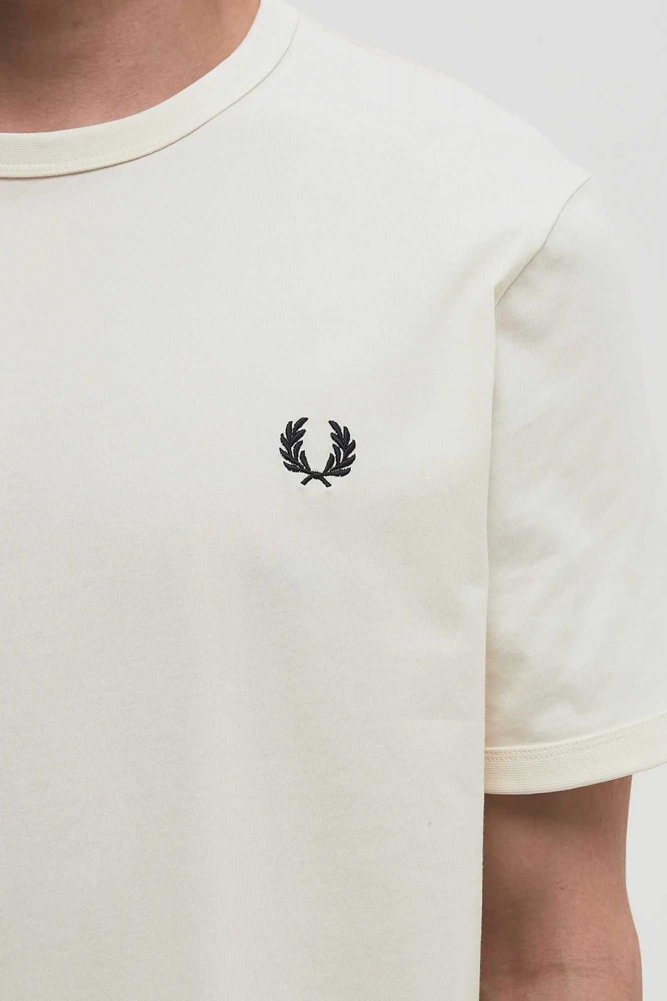 FRED PERRY RINGER T-SHIRT en color BEIS (3)