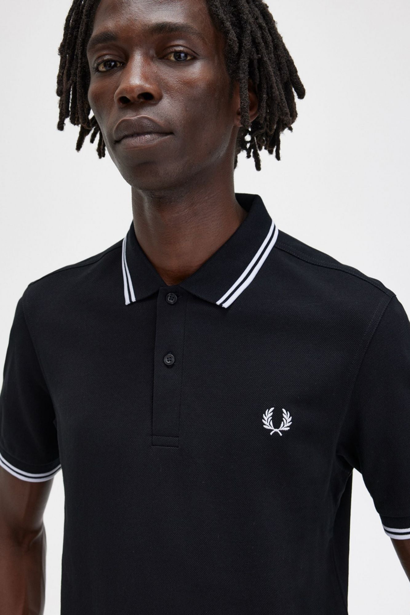 FRED PERRY TWIN TIPPED en color NEGRO (4)