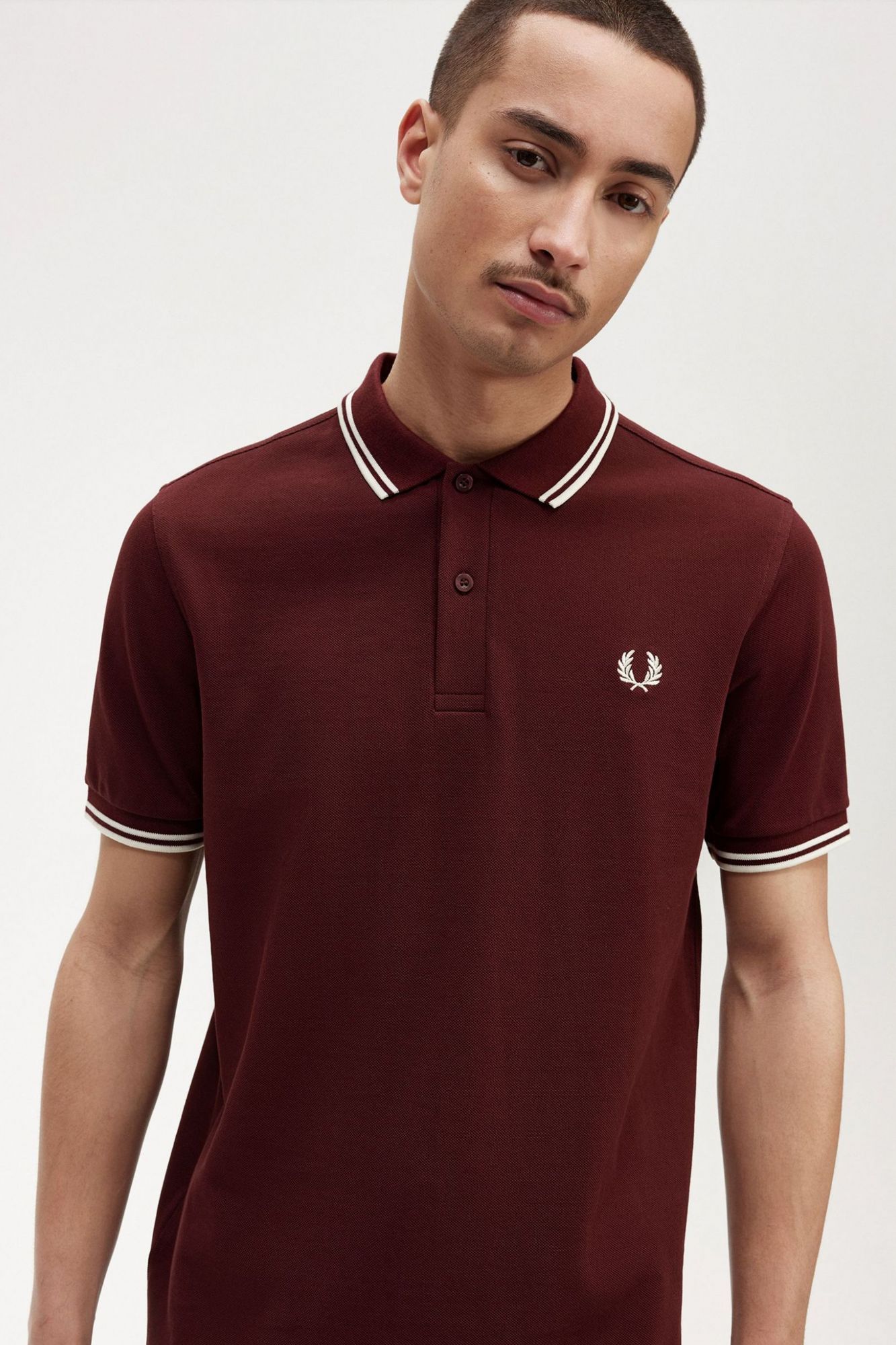 FRED PERRY TWIN TIPPED en color BURDEOS (1)