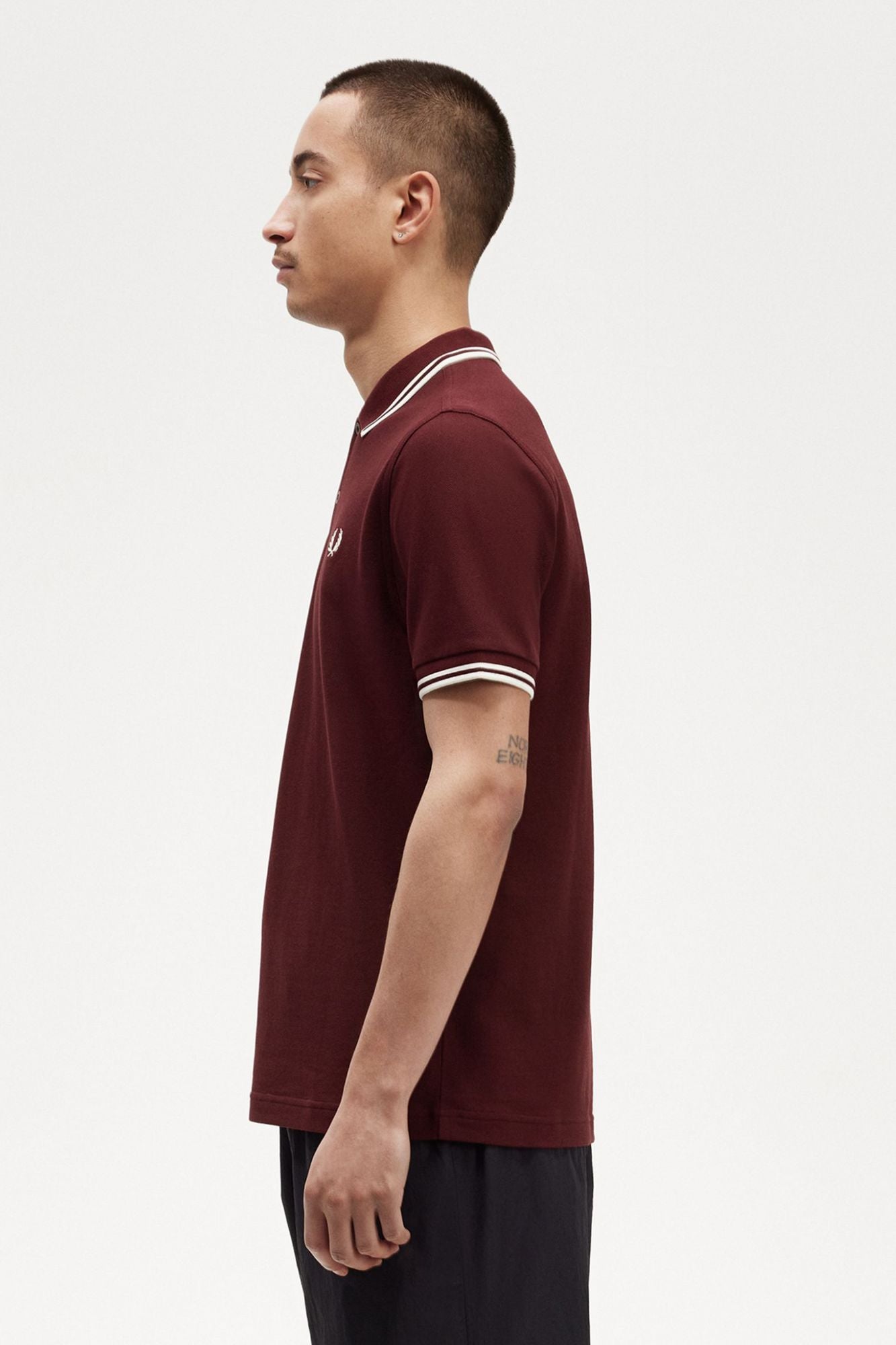 FRED PERRY TWIN TIPPED en color BURDEOS (3)