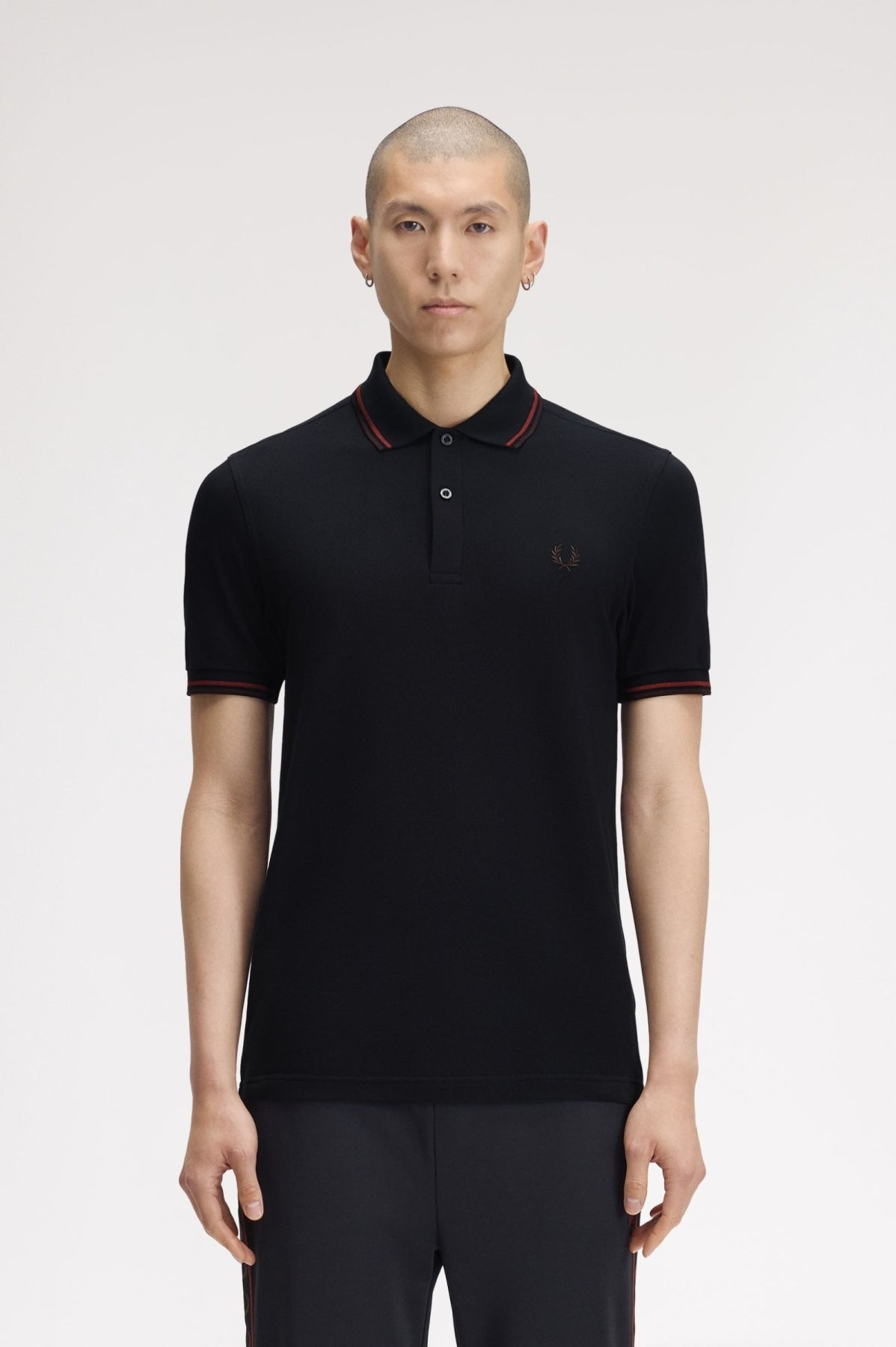 FRED PERRY M3600FP TWIN TIPPED SHIRT en color NEGRO (1)