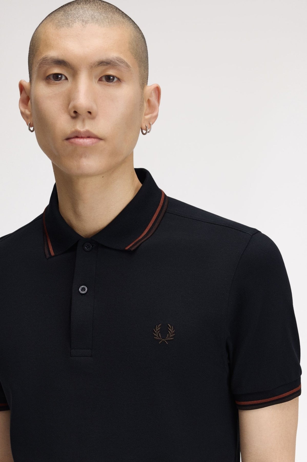FRED PERRY M3600FP TWIN TIPPED SHIRT en color NEGRO (2)