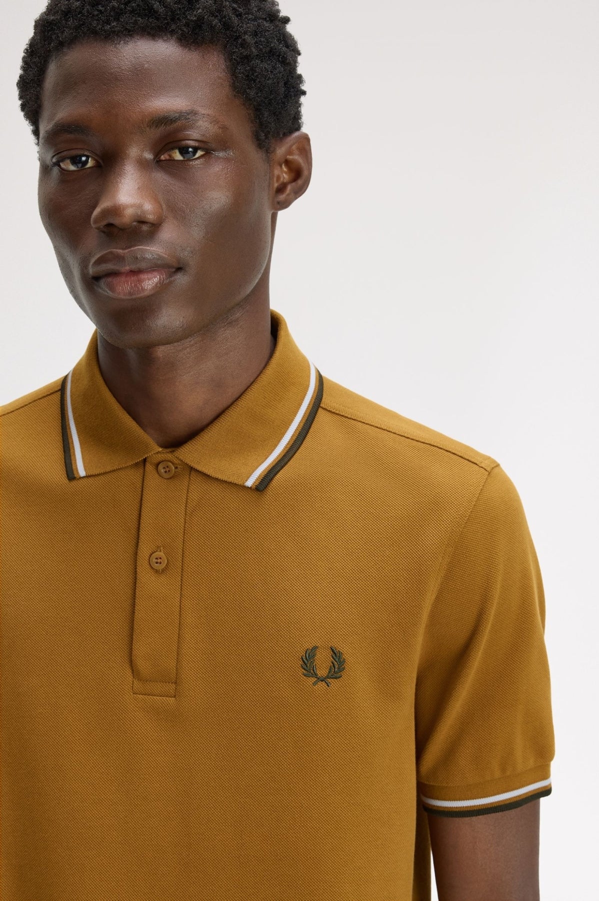 FRED PERRY M3600FP TWIN TIPPED SHIRT en color AMARILLO (3)