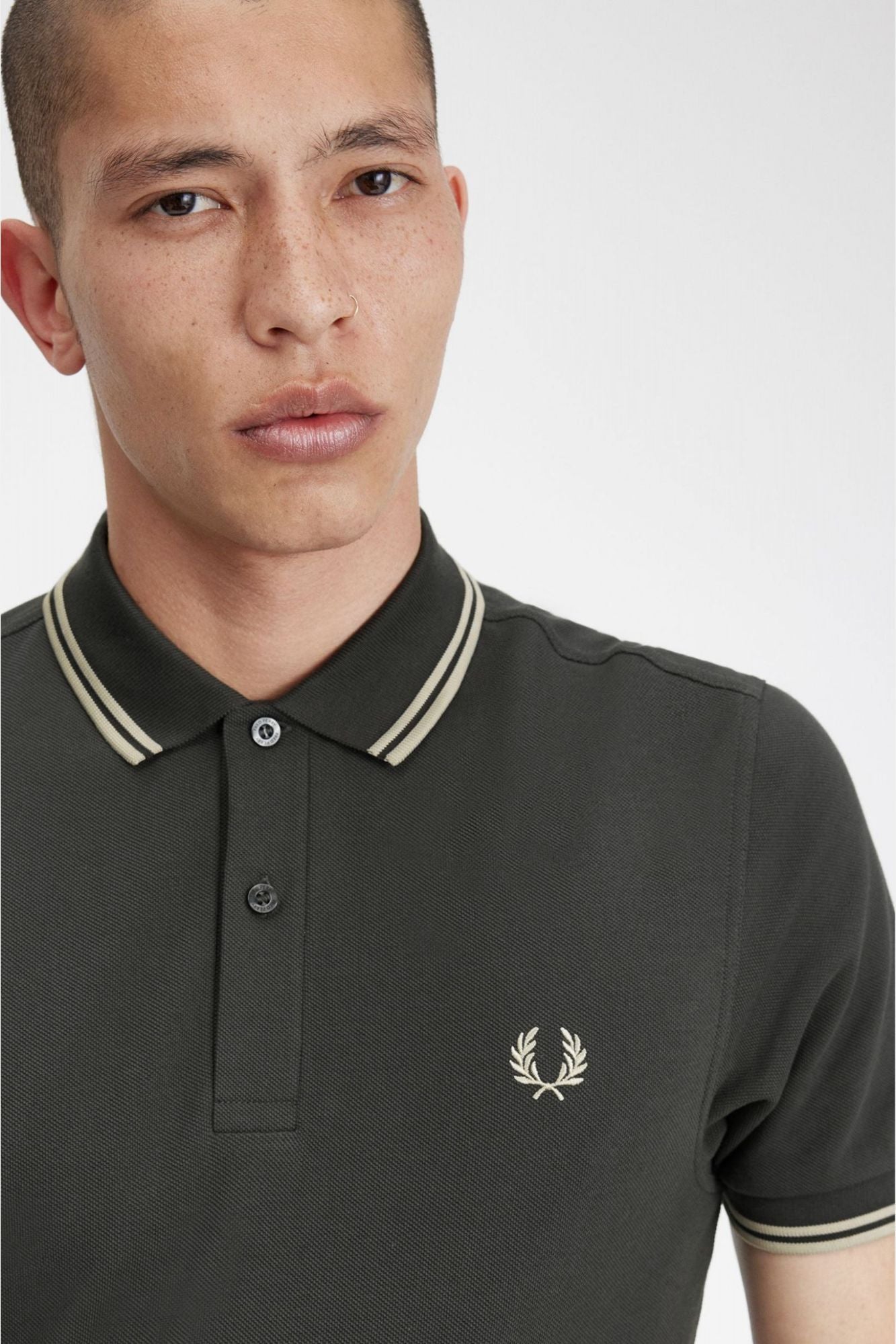 FRED PERRY M3600 en color GRIS (4)
