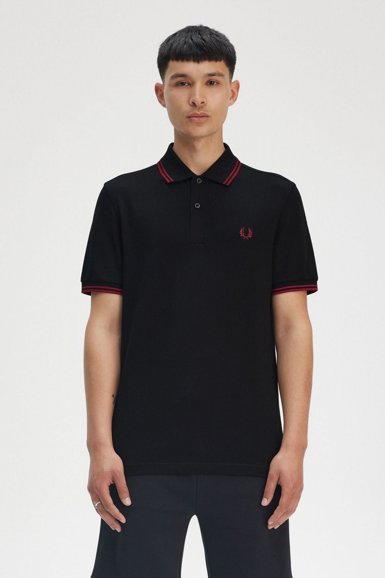 FRED PERRY TWIN TIPPED FRED PERRY SHIR en color NEGRO (1)