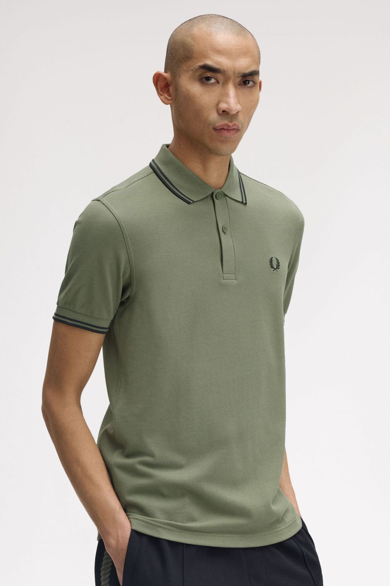 FRED PERRY TWIN TIPPED en color VERDE (4)
