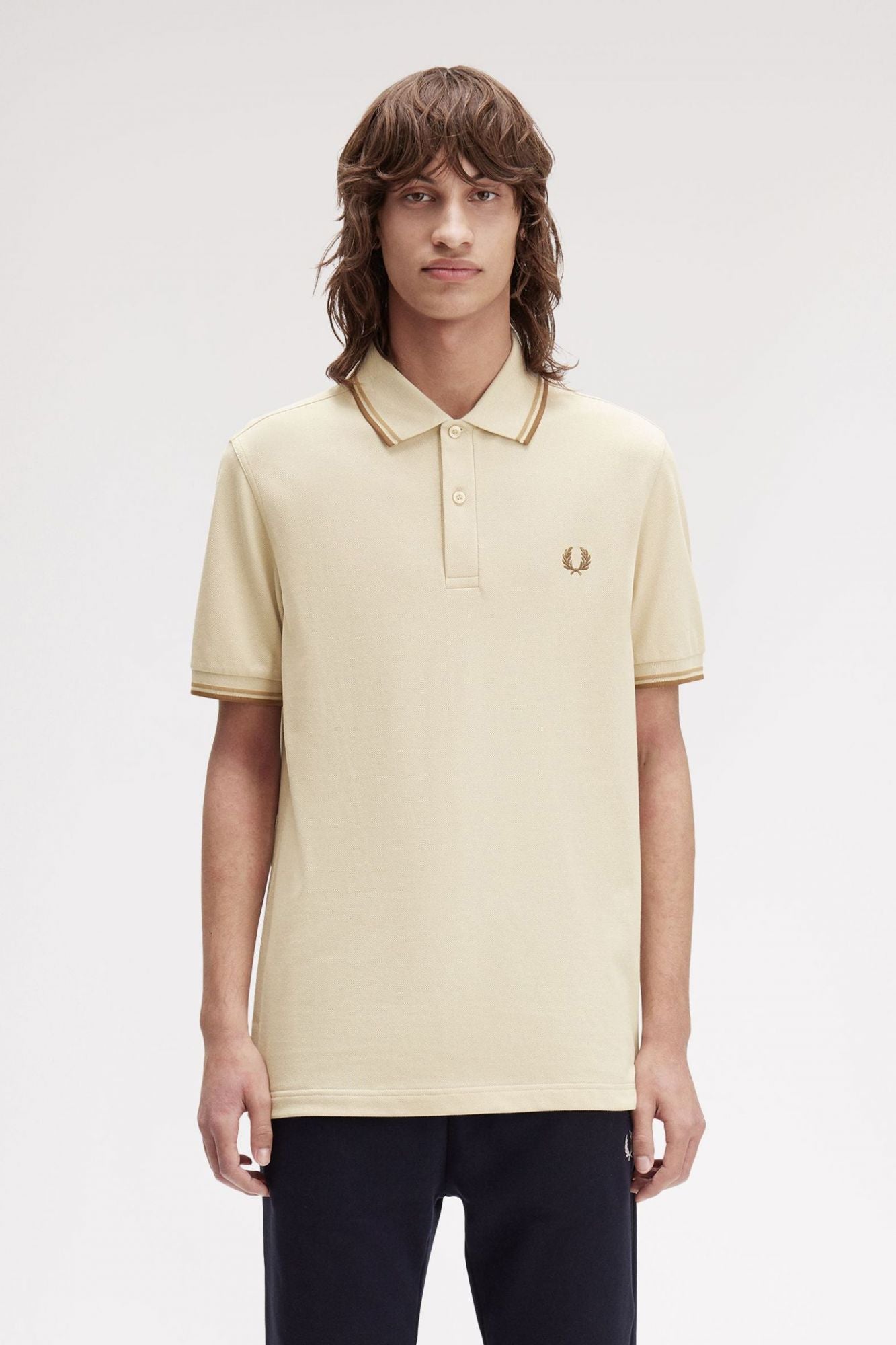 FRED PERRY TWIN TIPPED en color BEIS (1)