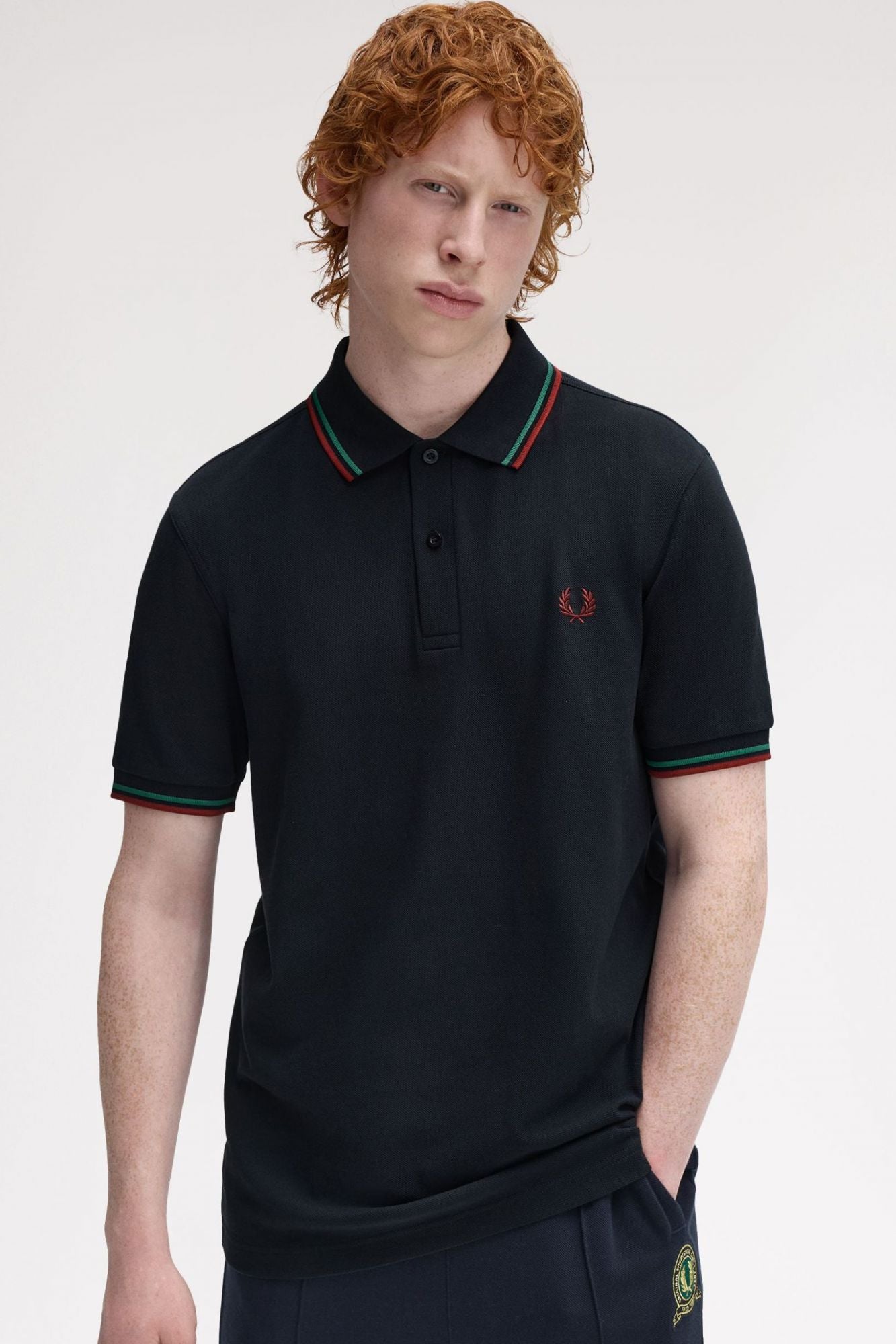 FRED PERRY TWIN TIPPED en color AZUL (4)