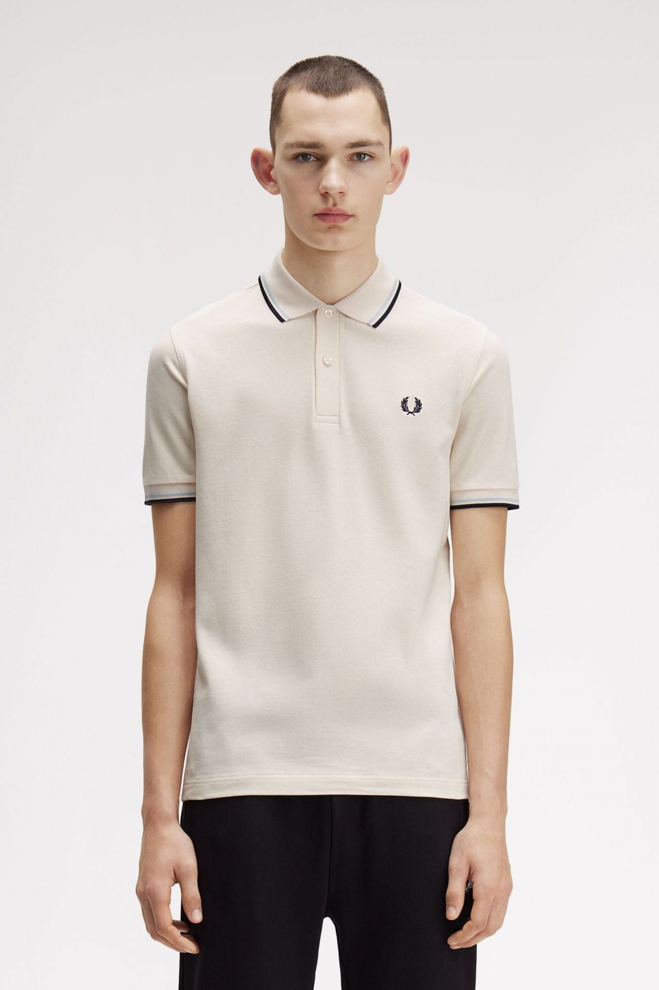 FRED PERRY TWIN TIPPED en color BEIS (1)