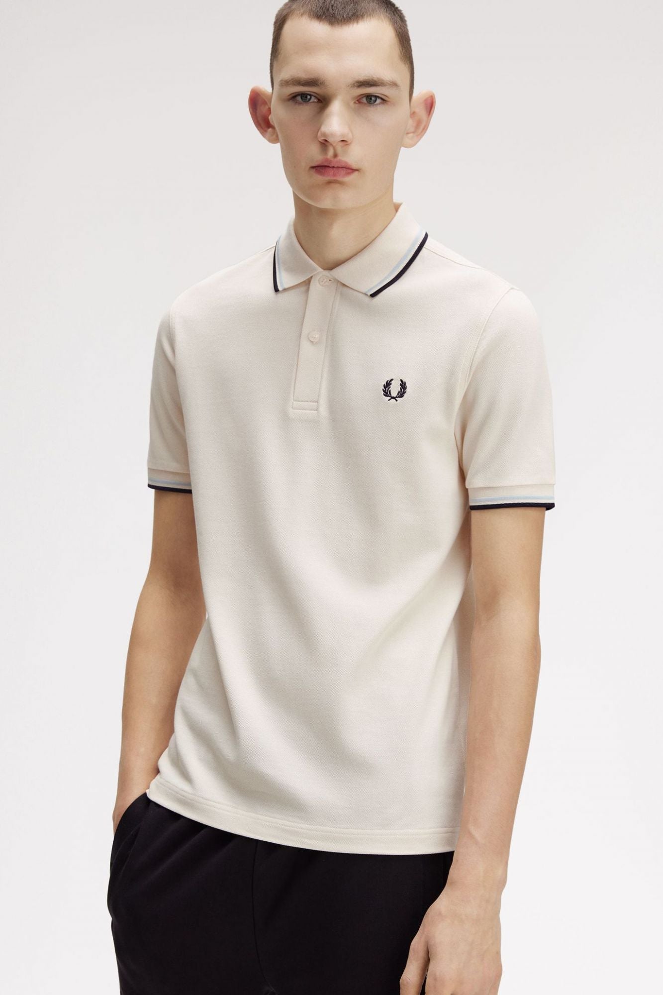FRED PERRY TWIN TIPPED en color BEIS (4)