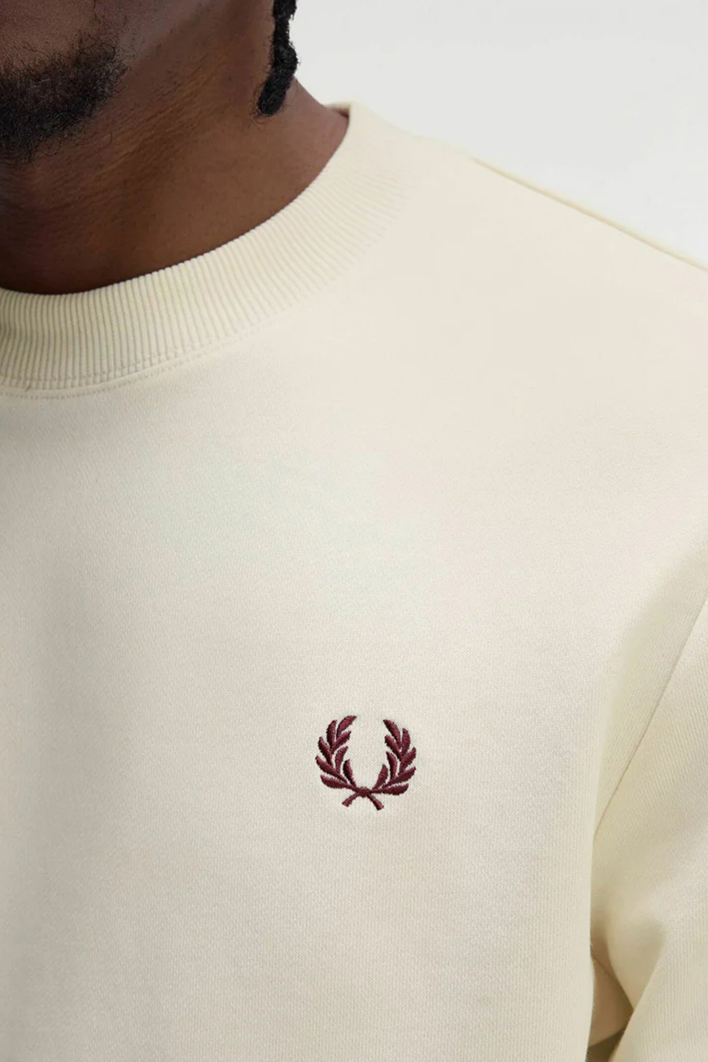 FRED PERRY NECK SWEATSHIRT en color BEIS (2)