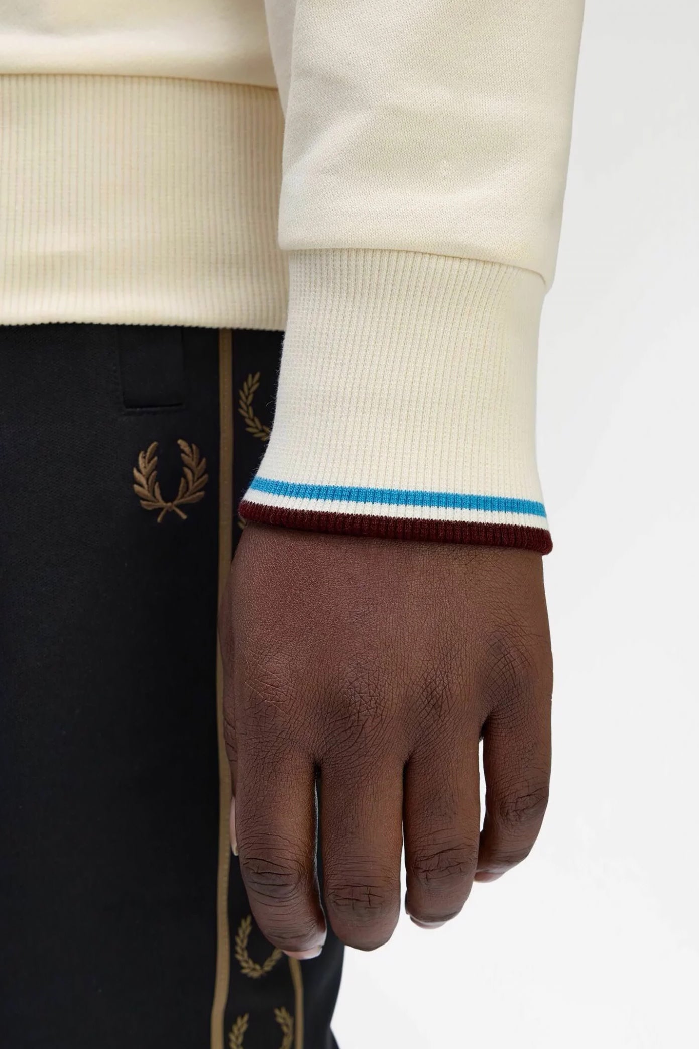 FRED PERRY NECK SWEATSHIRT en color BEIS (3)