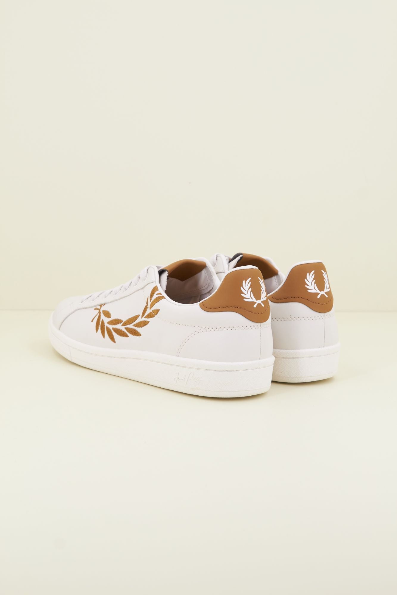 FRED PERRY LEATHER/BRANDED en color BEIS (3)