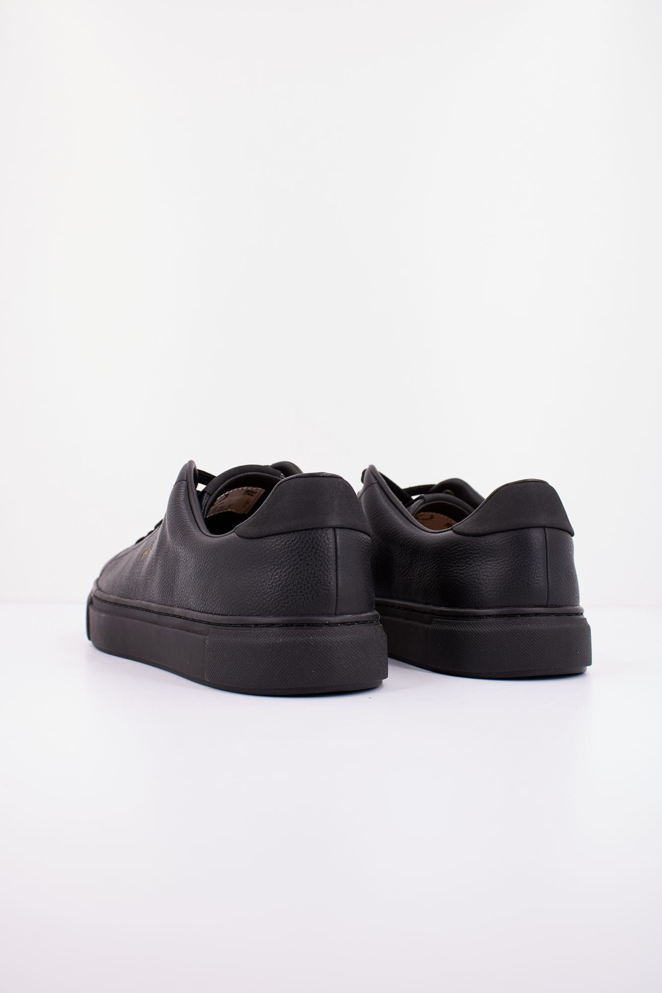 FRED PERRY B71 TUMBLED LEATHER en color NEGRO (3)