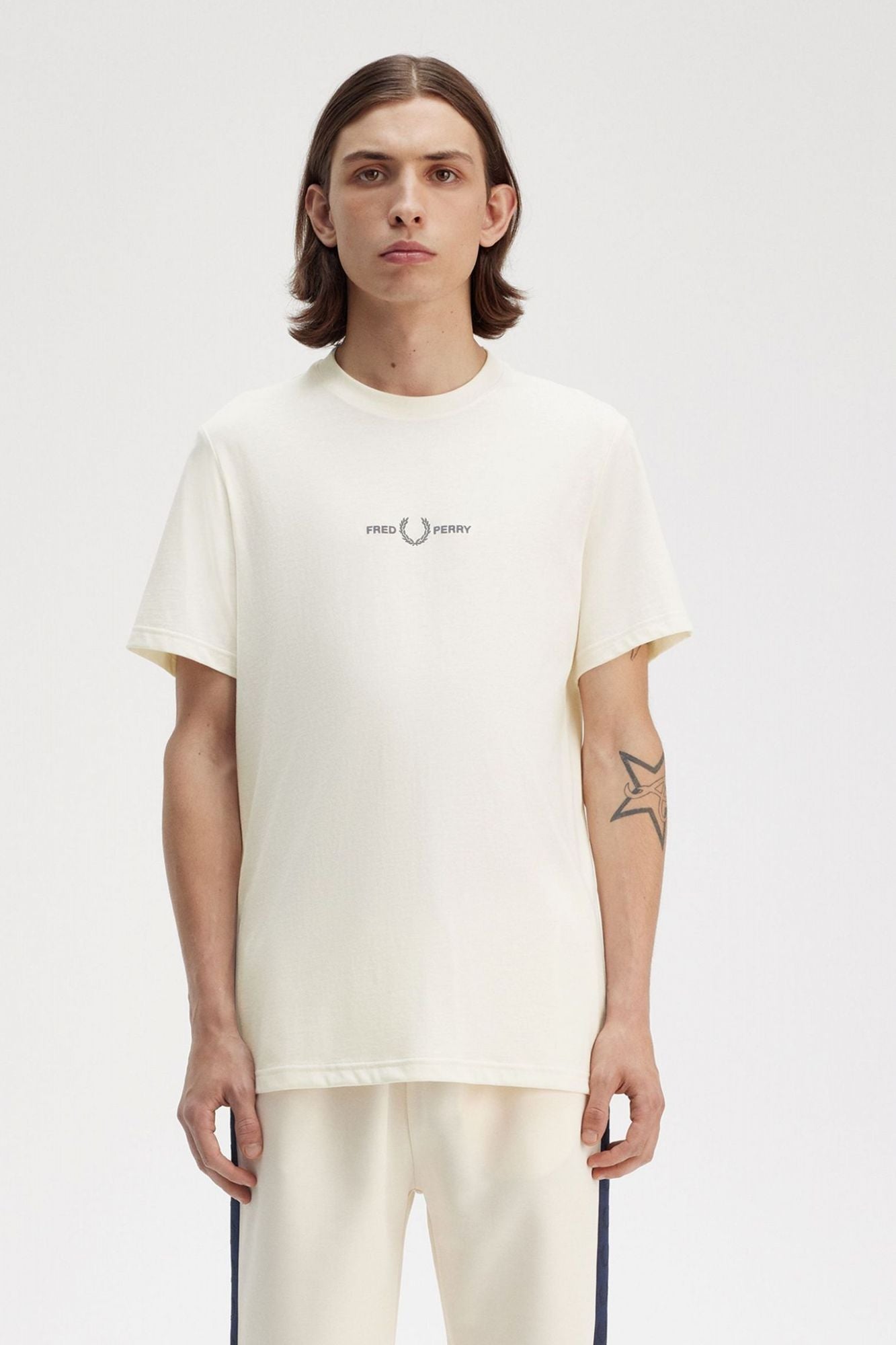 FRED PERRY  EMBROIDERED T-SHIRT en color BEIS (1)