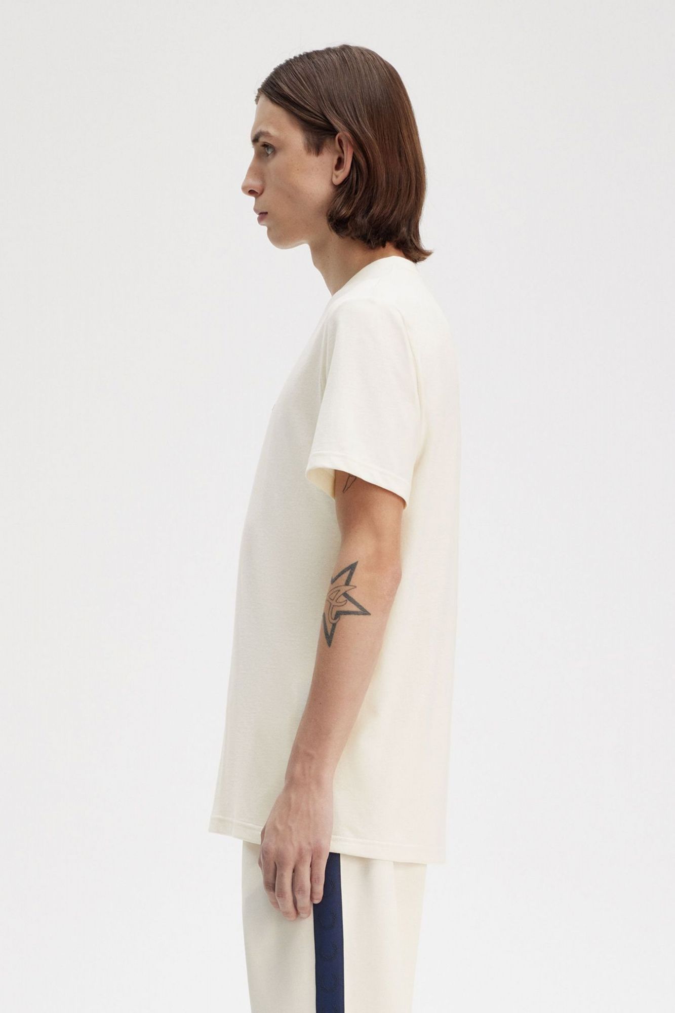 FRED PERRY  EMBROIDERED T-SHIRT en color BEIS (2)