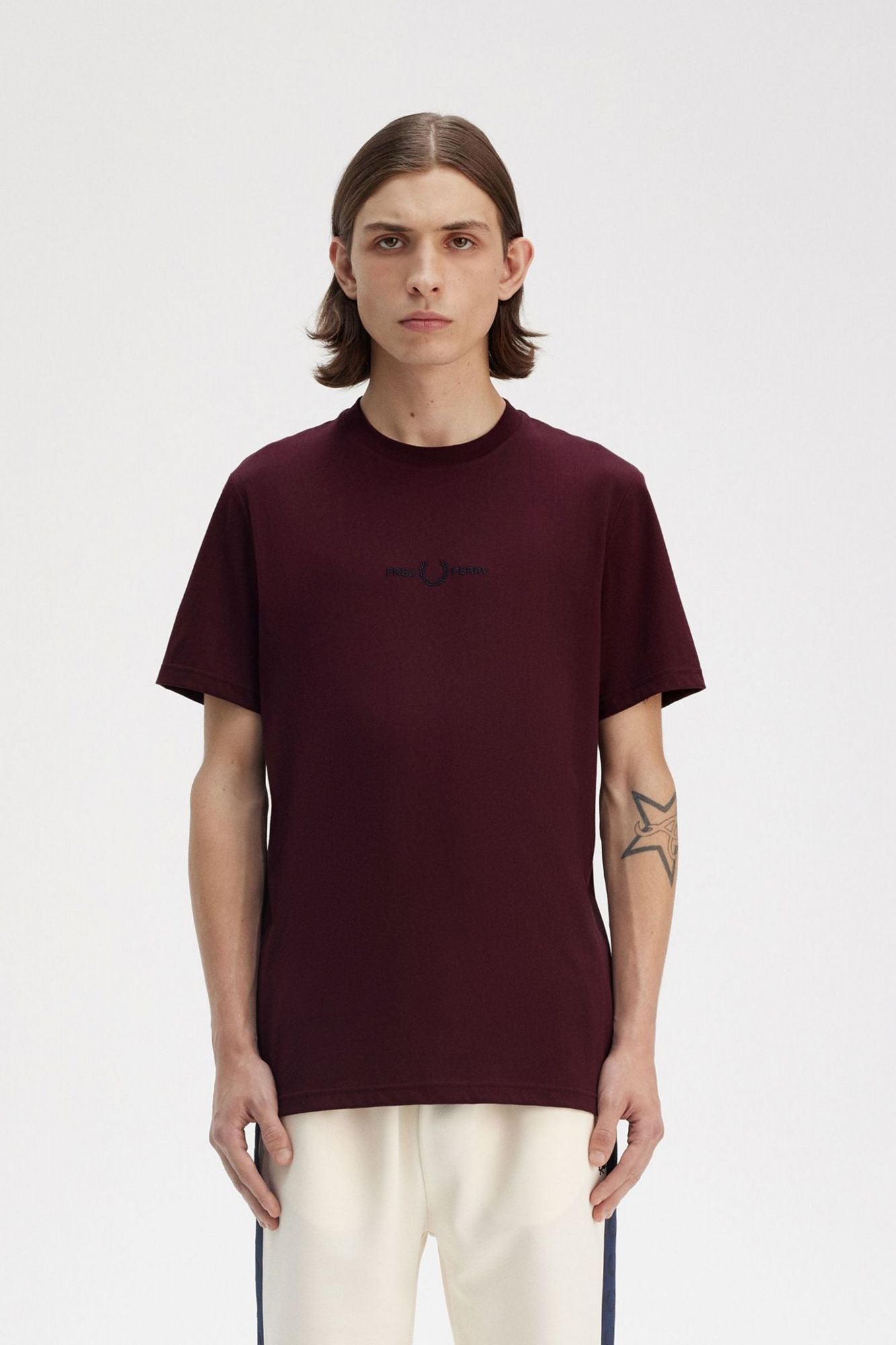 FRED PERRY EMBROIDERED T-SHIRT en color BURDEOS (1)