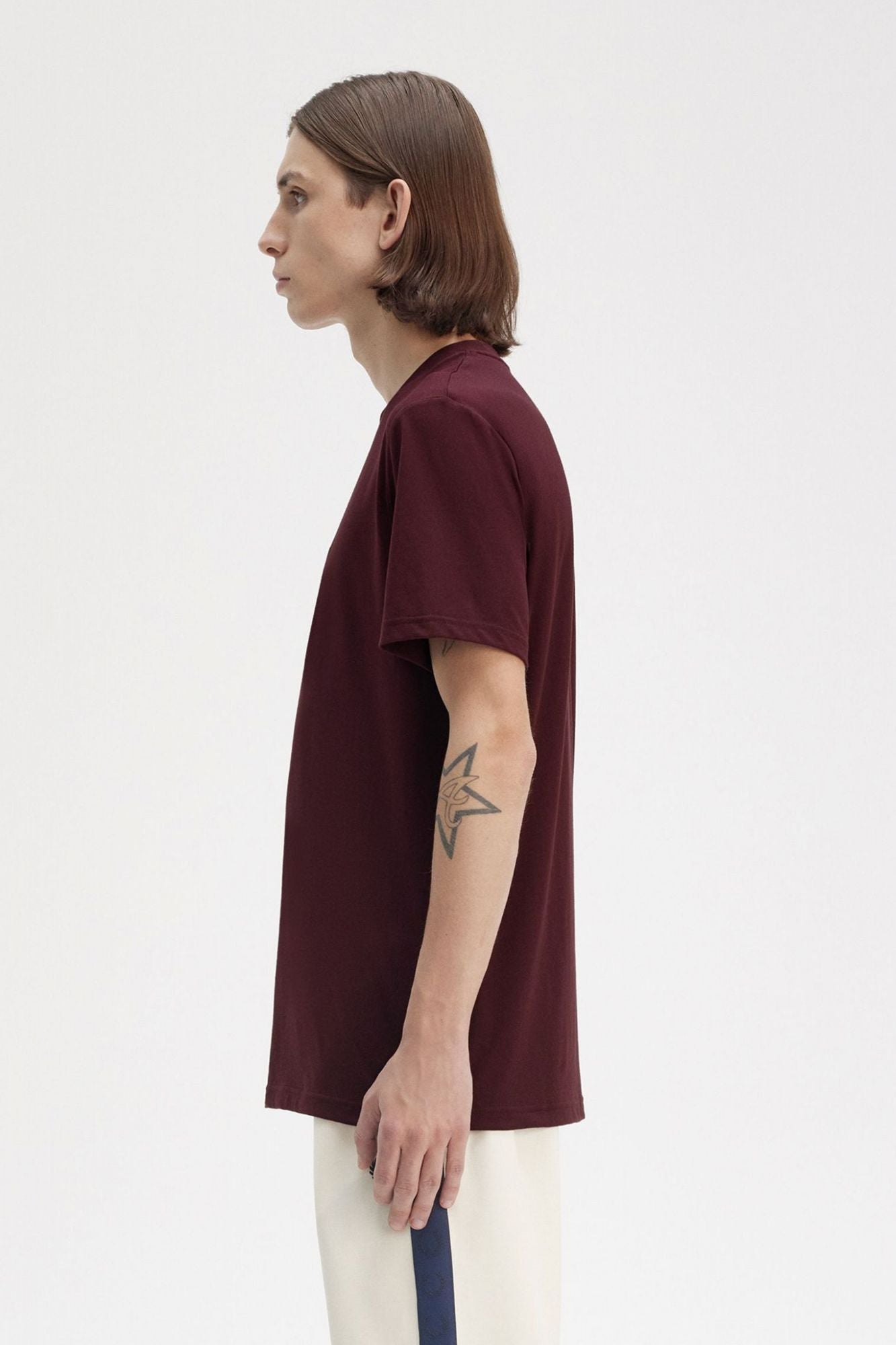 FRED PERRY EMBROIDERED T-SHIRT en color BURDEOS (3)