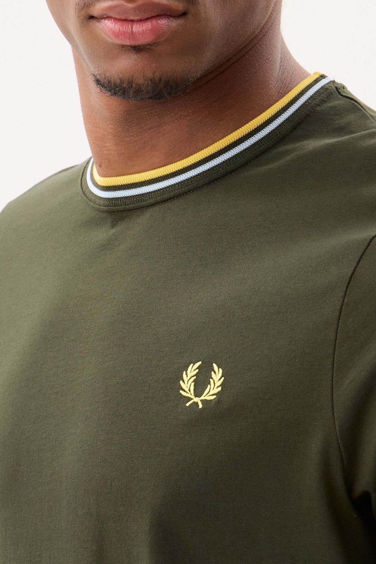 FRED PERRY  TWIN TIPPED T-SHIRT en color VERDE (3)