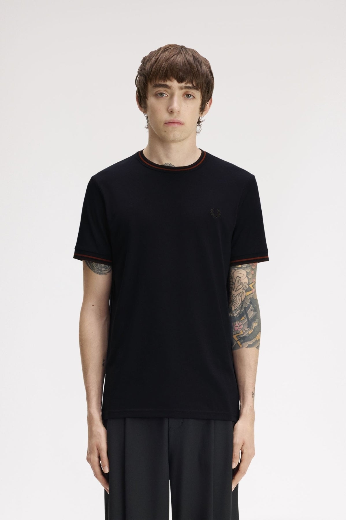 FRED PERRY M1588FP TWIN TIPPED T SHIRT en color NEGRO (1)
