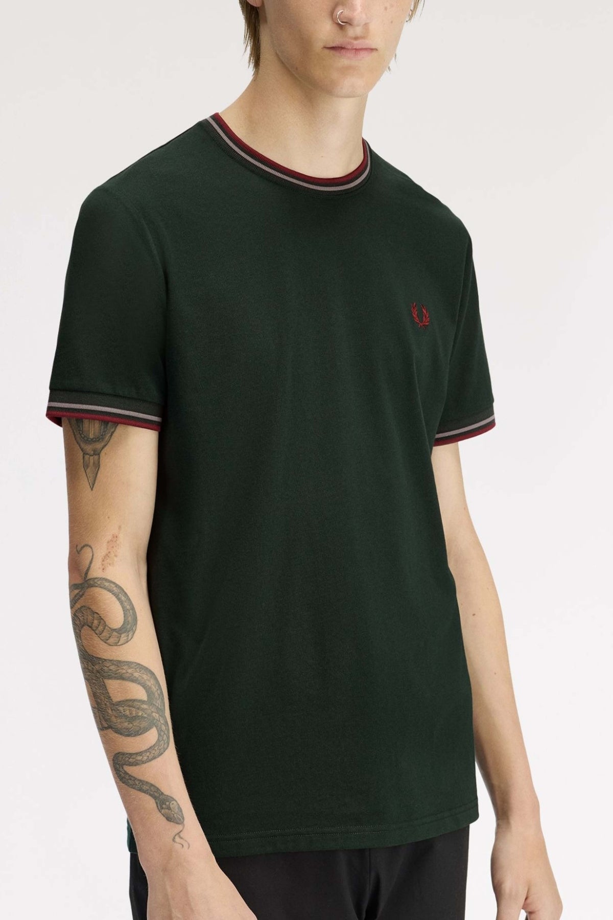 FRED PERRY  TWIN TIPPED T-SHIRT en color VERDE (3)