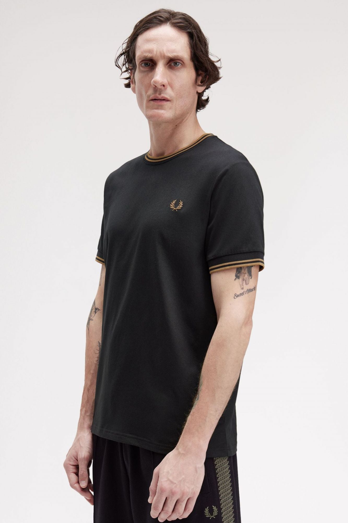 FRED PERRY  TWIN TIPPED T-SHIRT en color NEGRO (4)