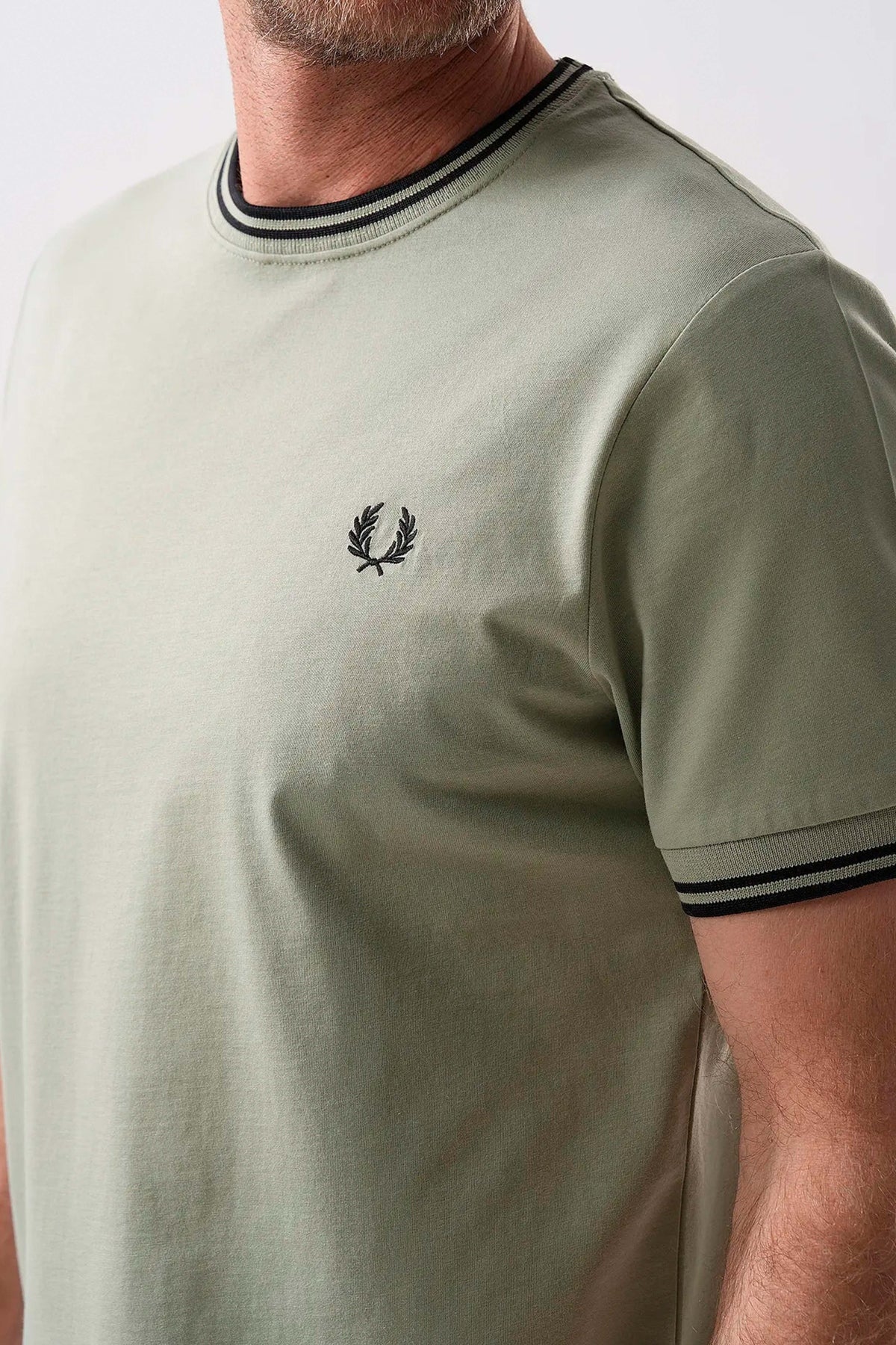 FRED PERRY  TWIN TIPPED T-SHIRT en color VERDE (5)
