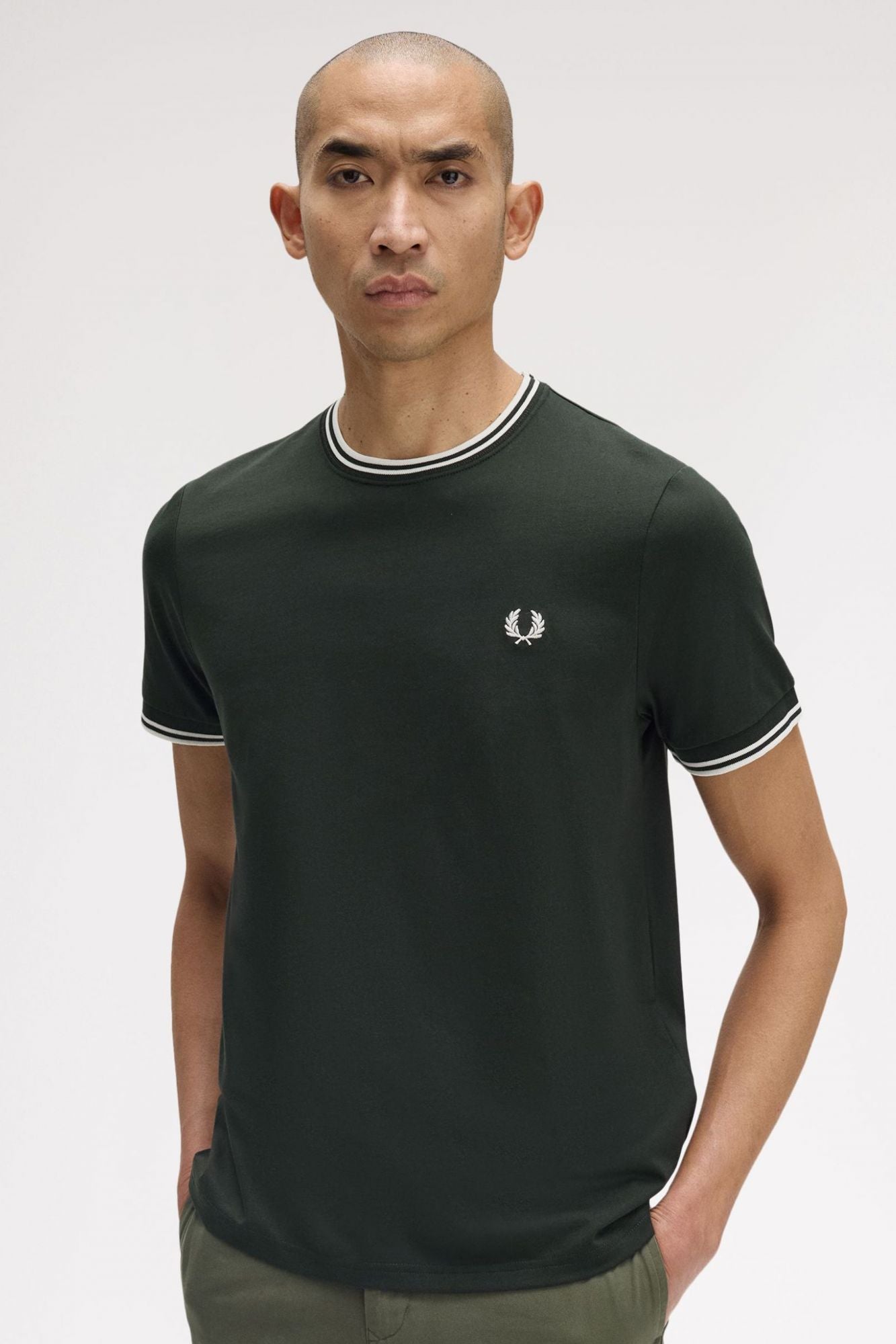 FRED PERRY  TWIN TIPPED T-SHIRT en color VERDE (4)
