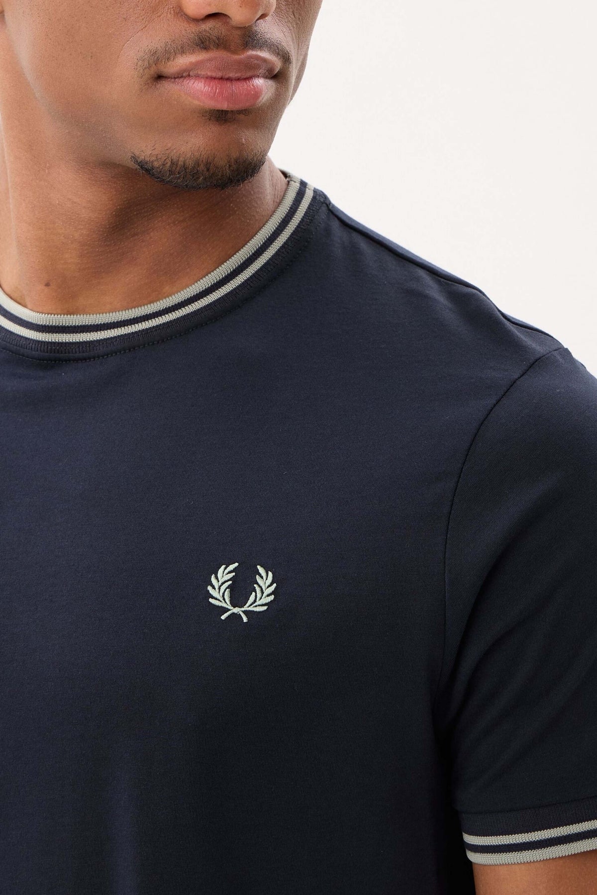 FRED PERRY  TWIN TIPPED T-SHIRT en color AZUL (3)