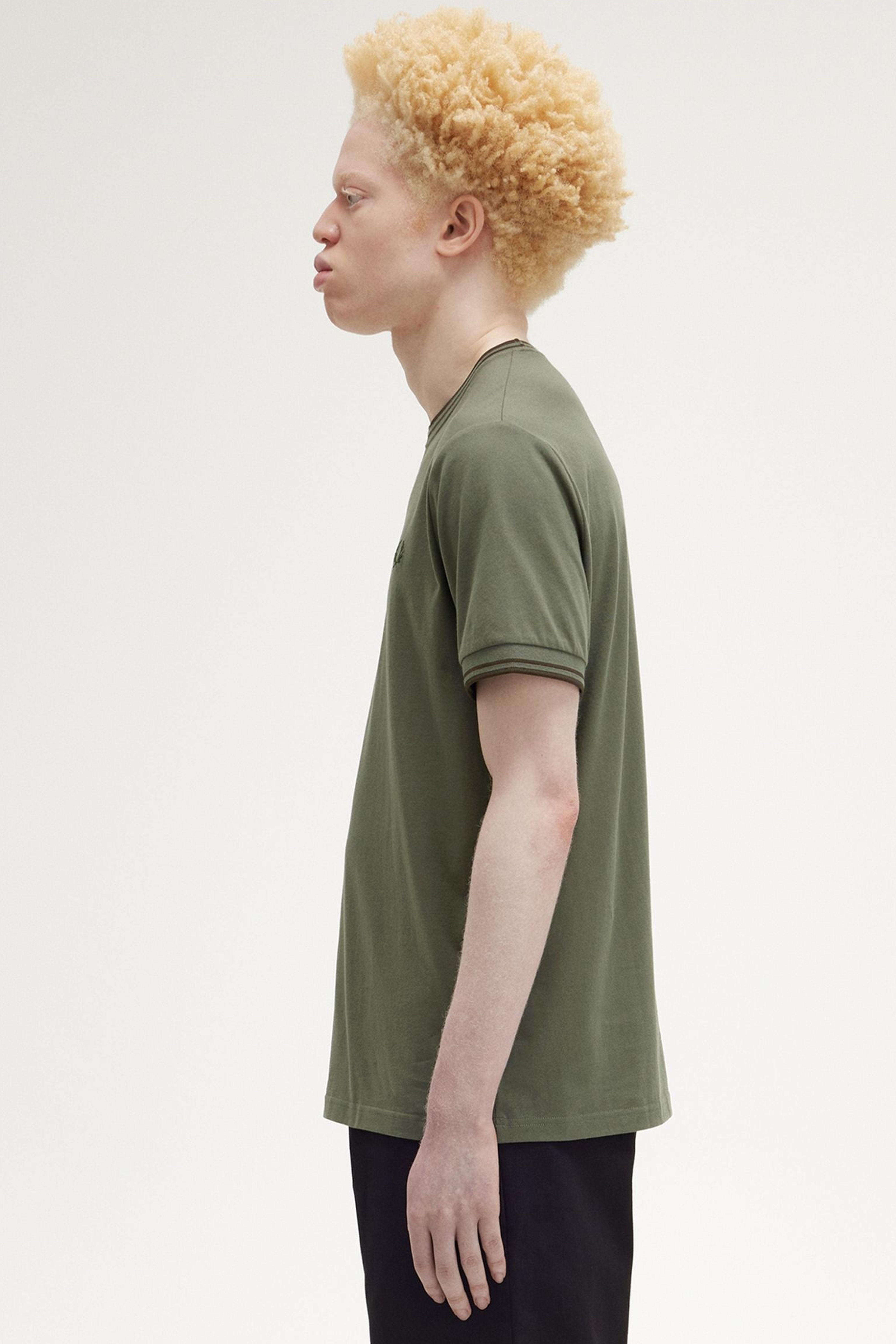FRED PERRY  TWIN TIPPED T-SHIRT en color VERDE (3)