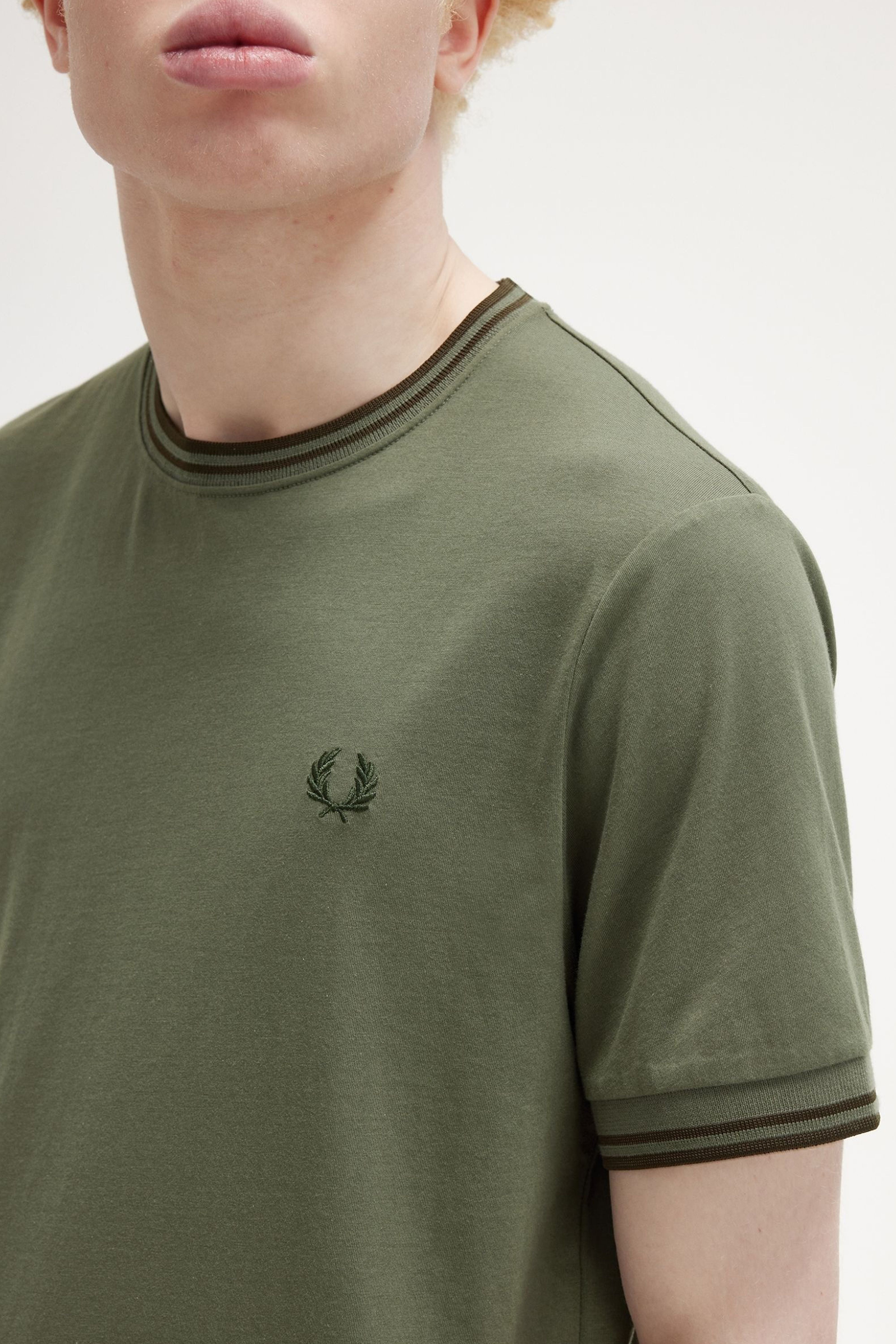 FRED PERRY  TWIN TIPPED T-SHIRT en color VERDE (4)