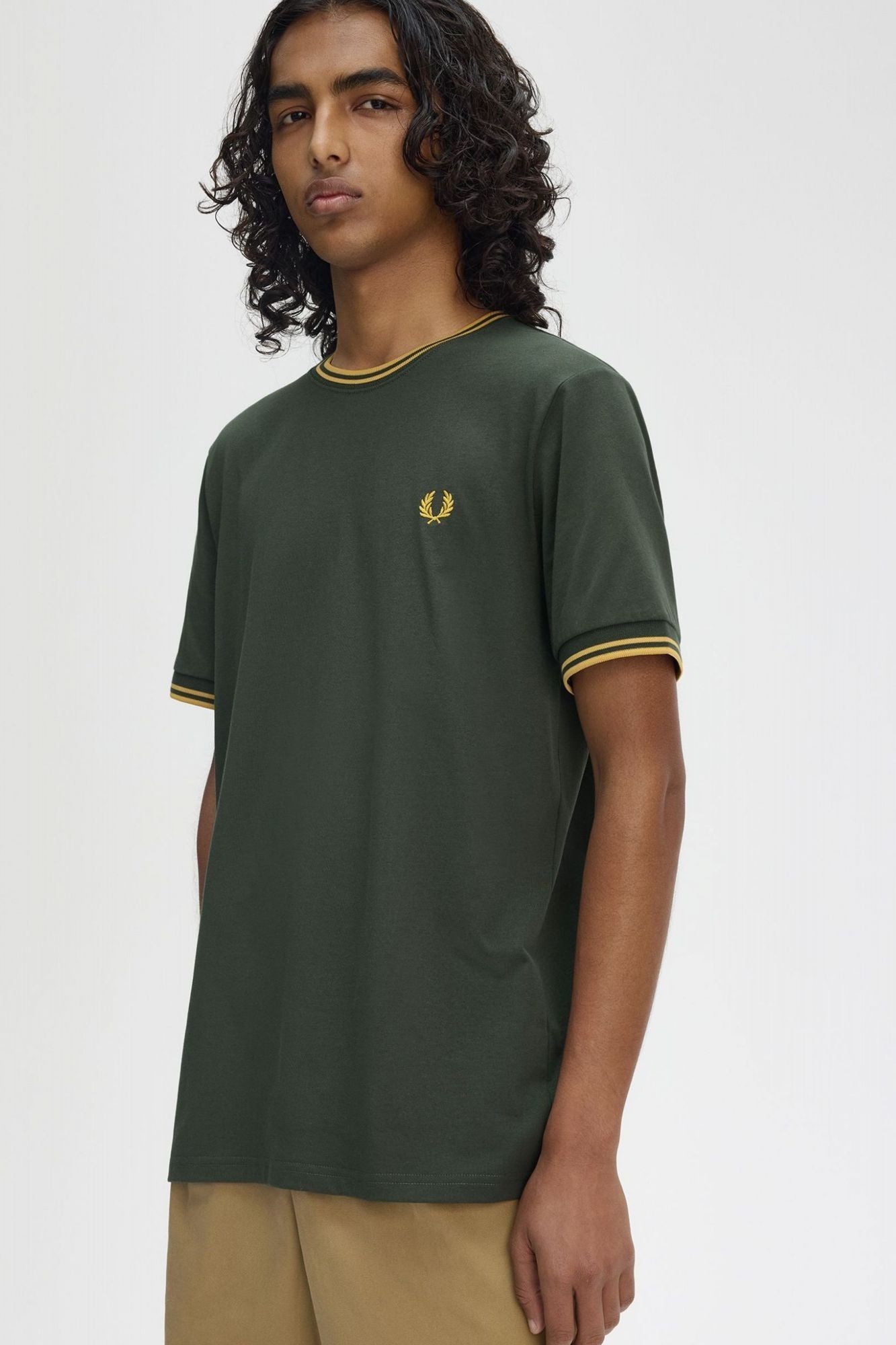 FRED PERRY TWIN TIPPED T-SHIRT en color VERDE (4)