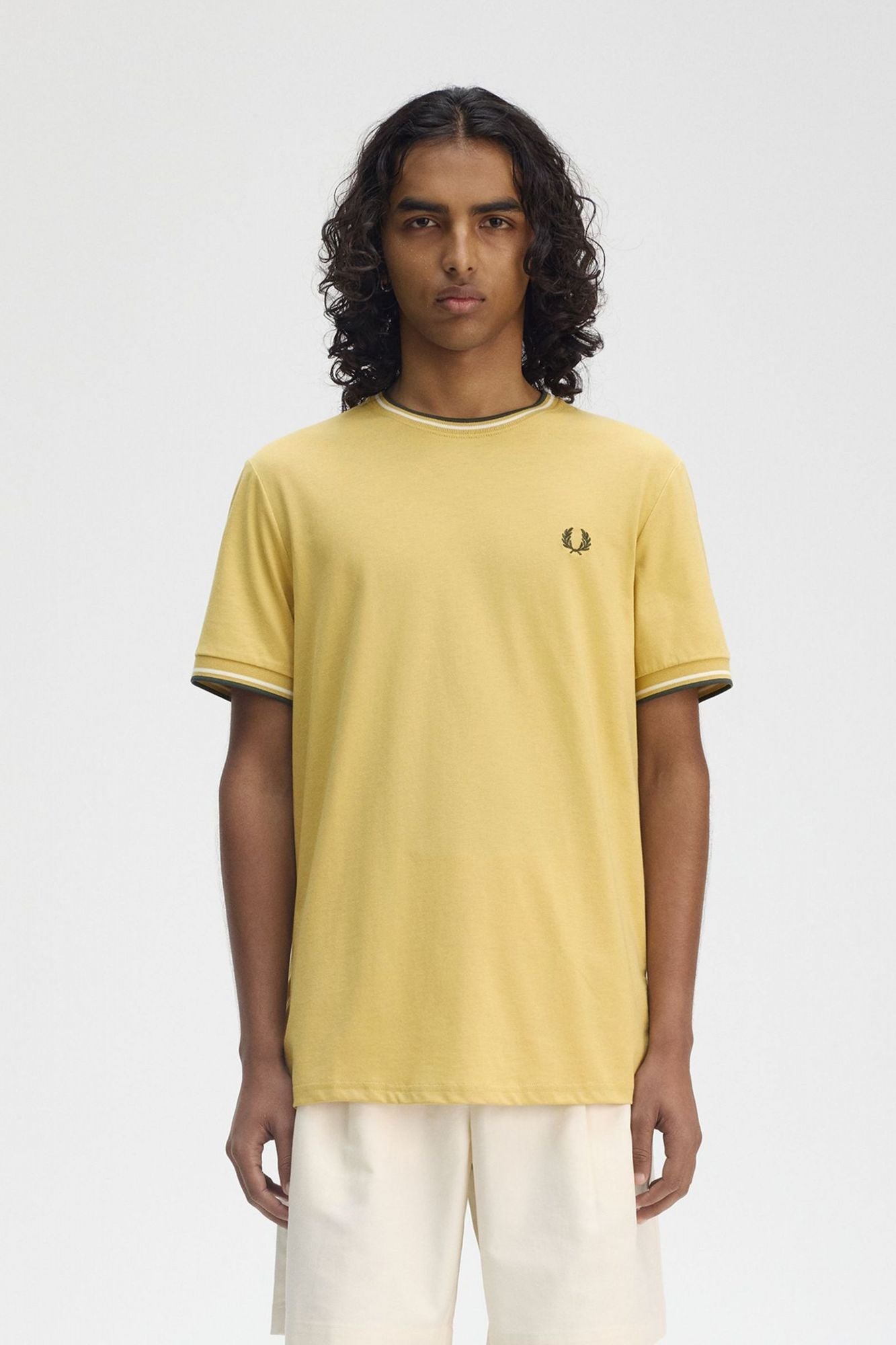FRED PERRY  TWIN TIPPED T-SHIRT en color AMARILLO (1)