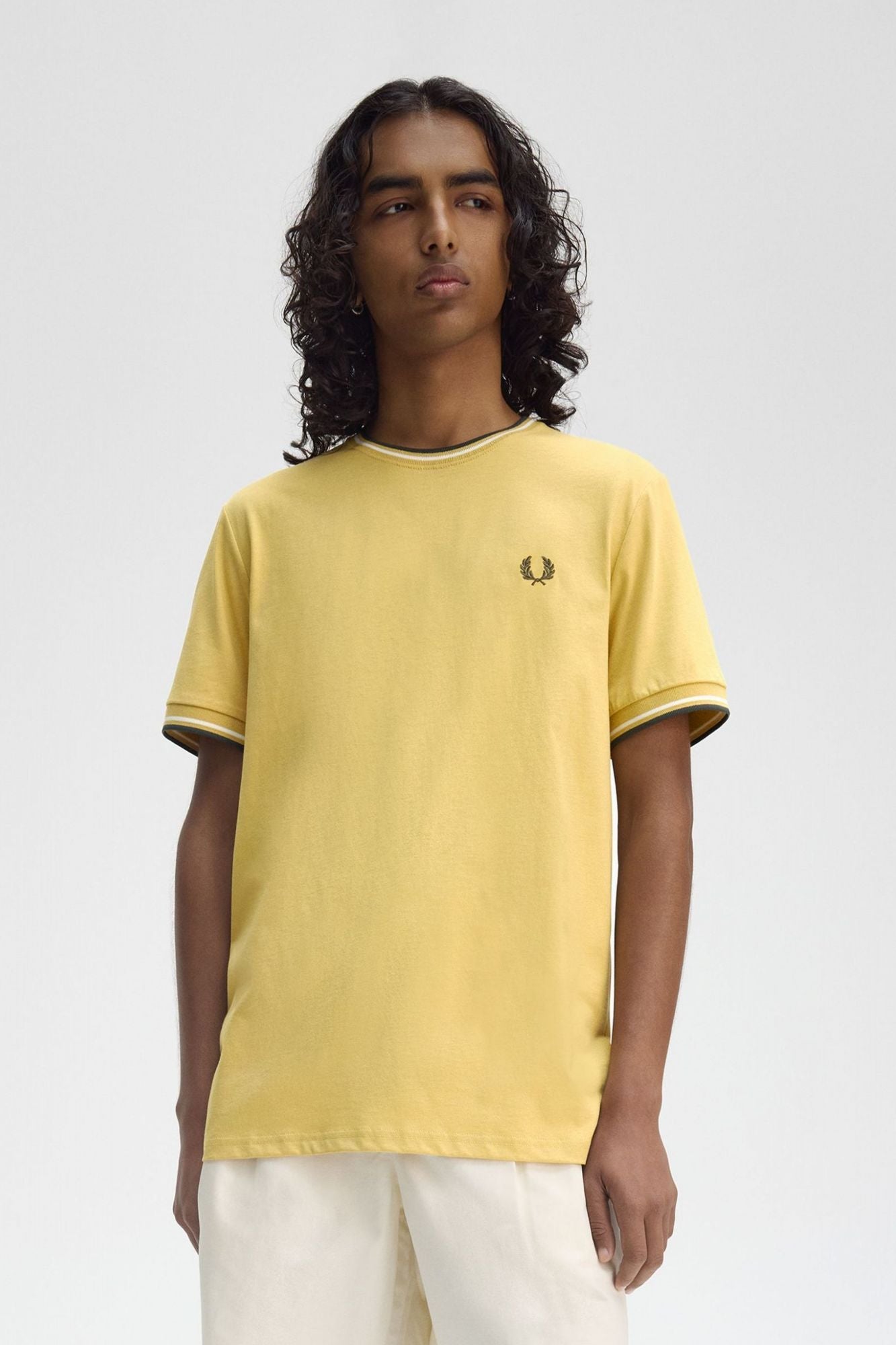 FRED PERRY  TWIN TIPPED T-SHIRT en color AMARILLO (4)