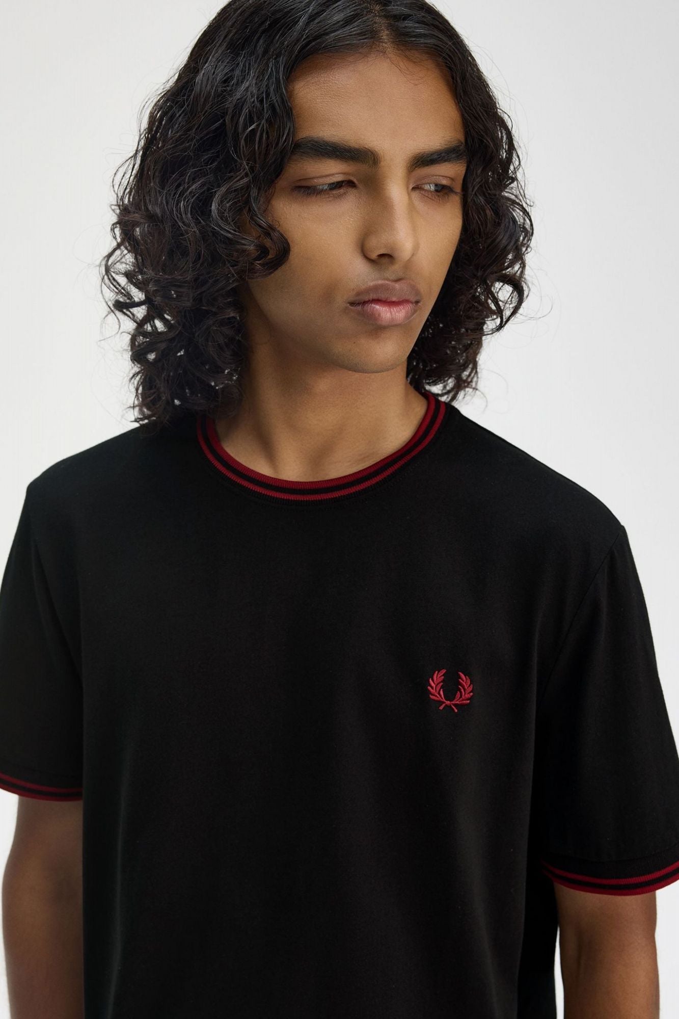 FRED PERRY TWIN TIPPED en color NEGRO (4)