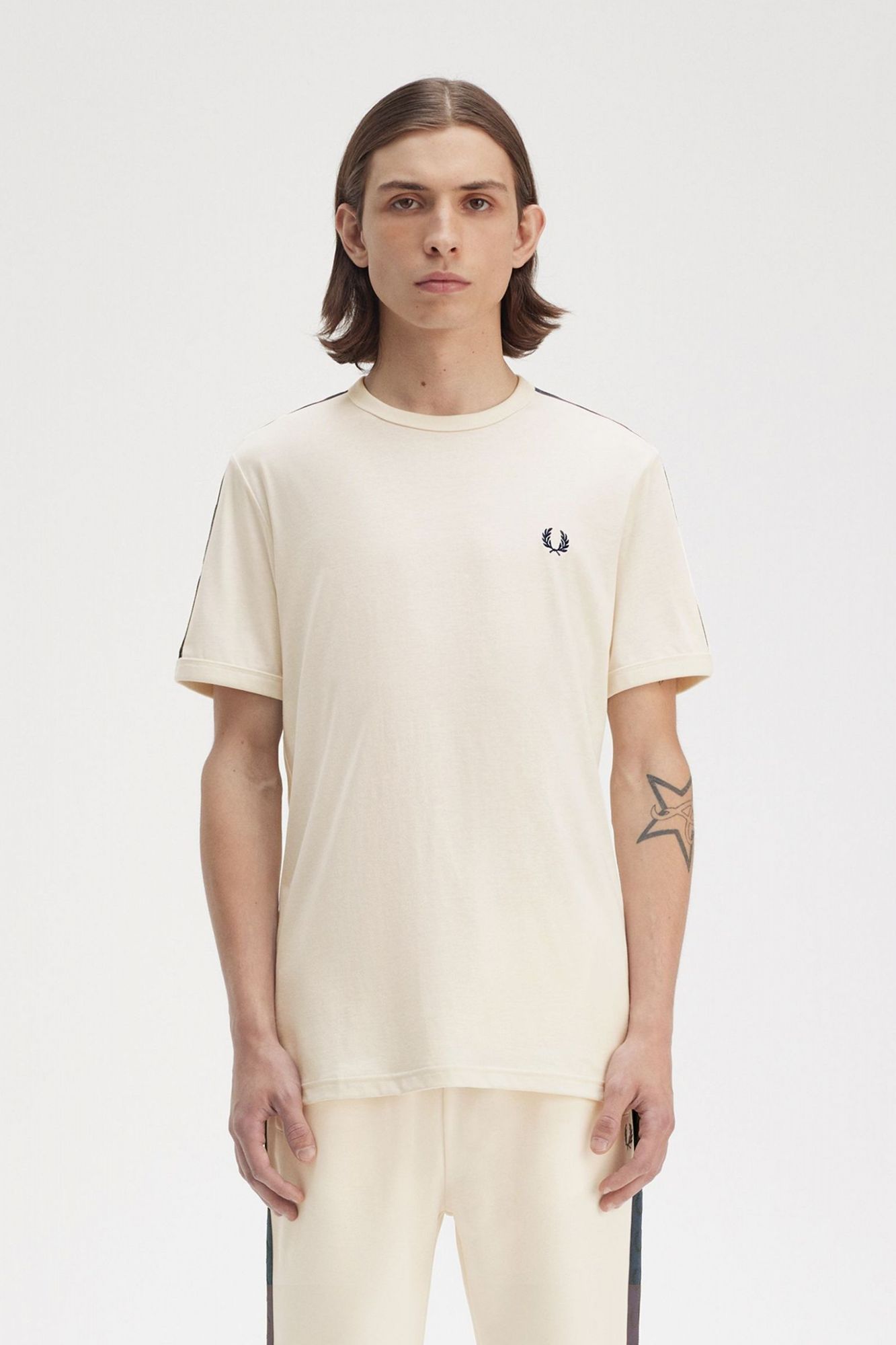 FRED PERRY CONTRAST TAPE RINGER T-SHIR en color BEIS (1)